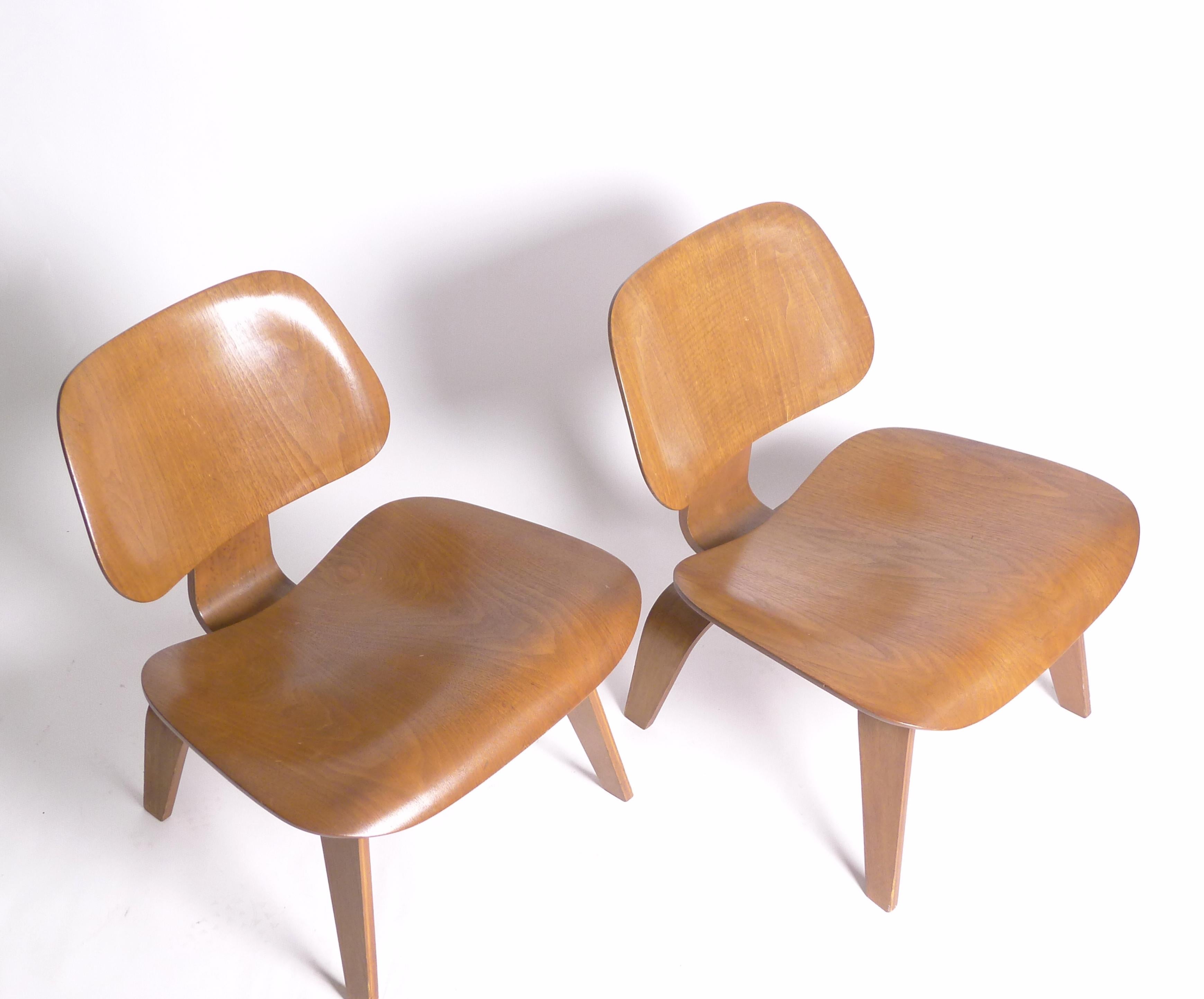 Seltenes Vorproduktionspaar der Eames LCW Chairs, Nussbaumsperrholz, 1945 im Zustand „Gut“ im Angebot in Wargrave, Berkshire