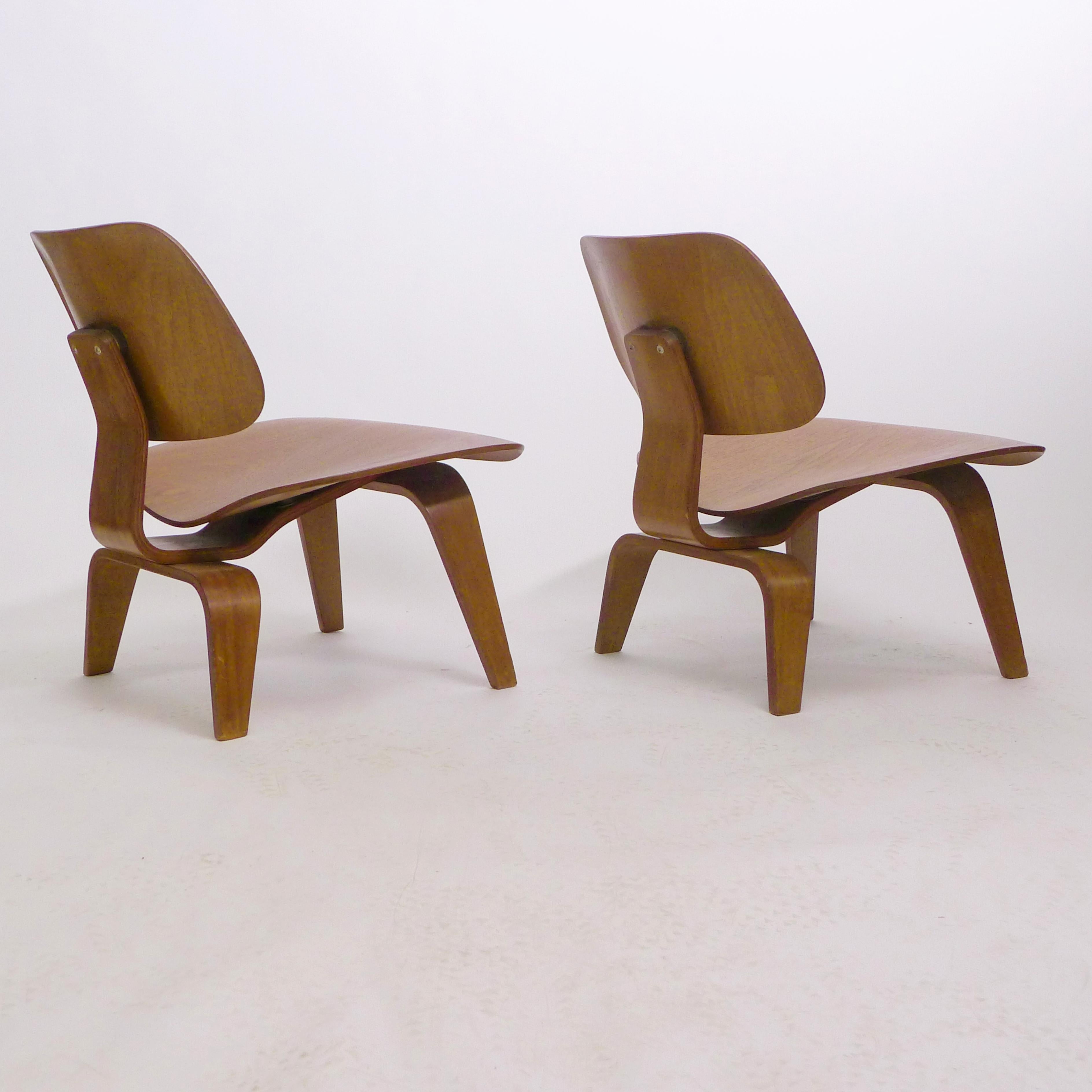 Seltenes Vorproduktionspaar der Eames LCW Chairs, Nussbaumsperrholz, 1945 (Mitte des 20. Jahrhunderts) im Angebot