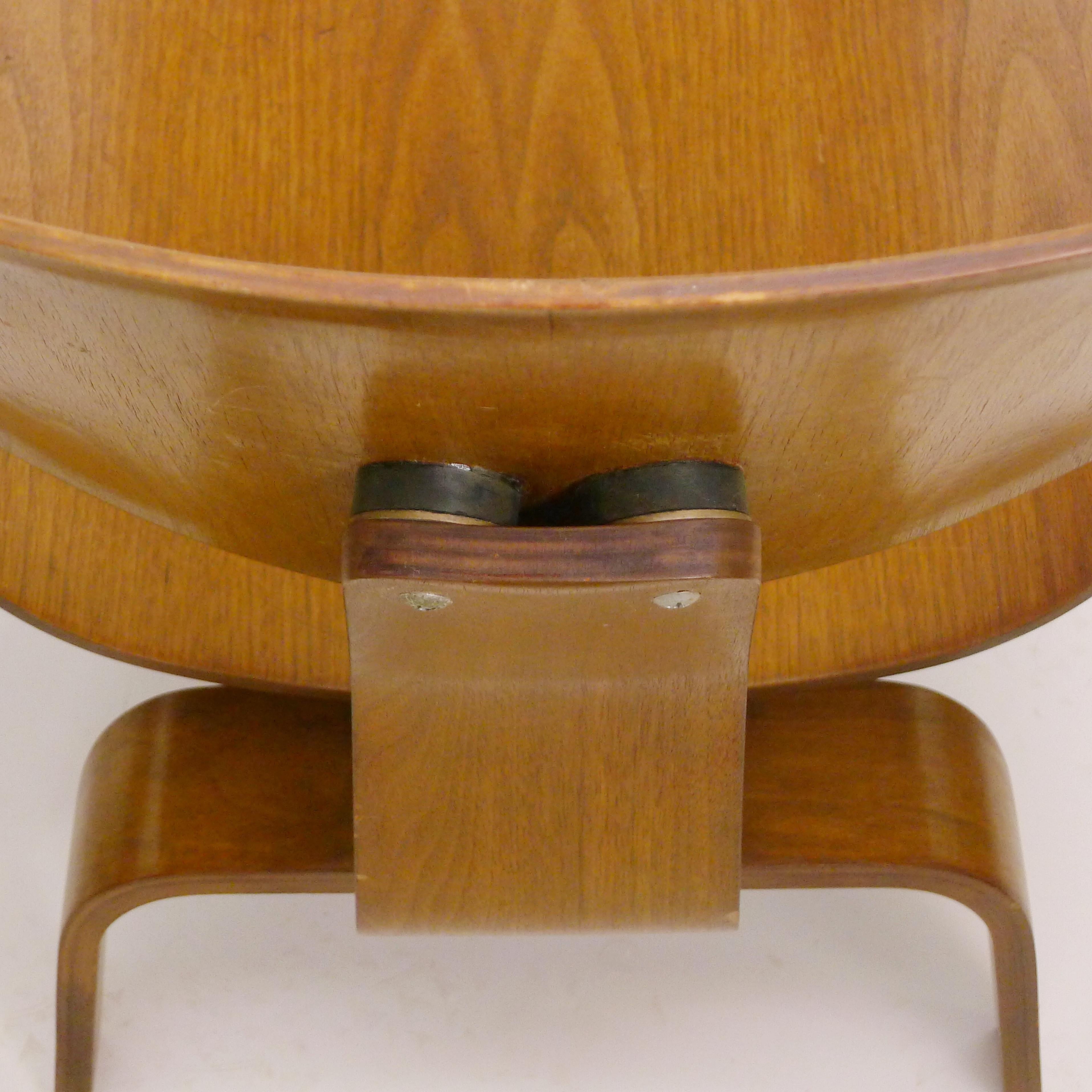 Seltenes Vorproduktionspaar der Eames LCW Chairs, Nussbaumsperrholz, 1945 (Metall) im Angebot