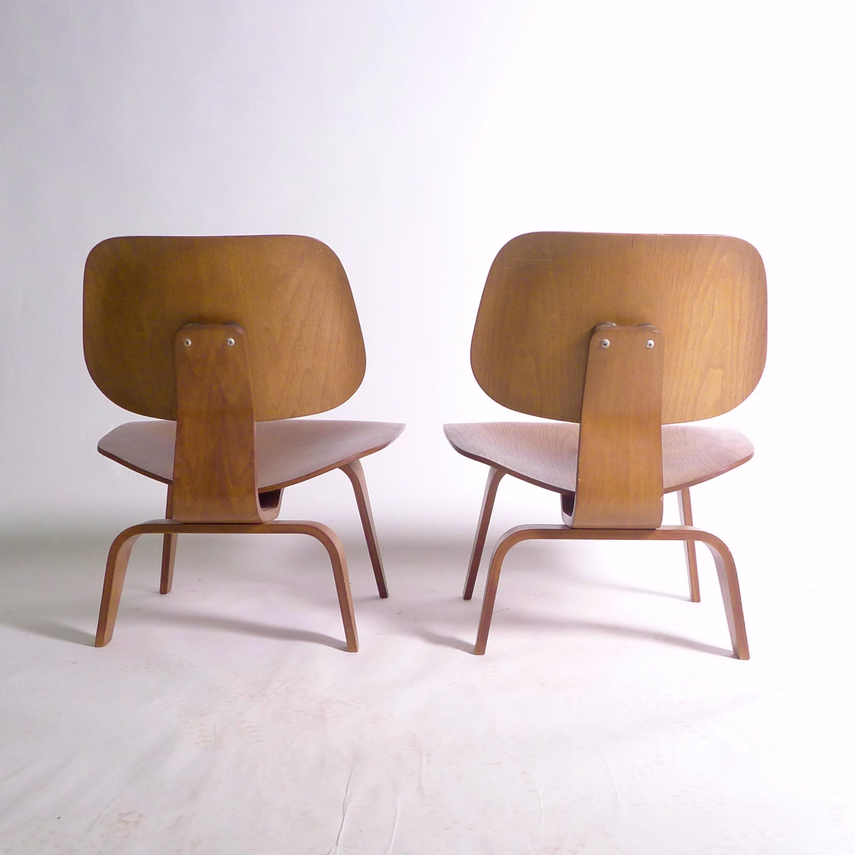 Seltenes Vorproduktionspaar der Eames LCW Chairs, Nussbaumsperrholz, 1945 im Angebot 1