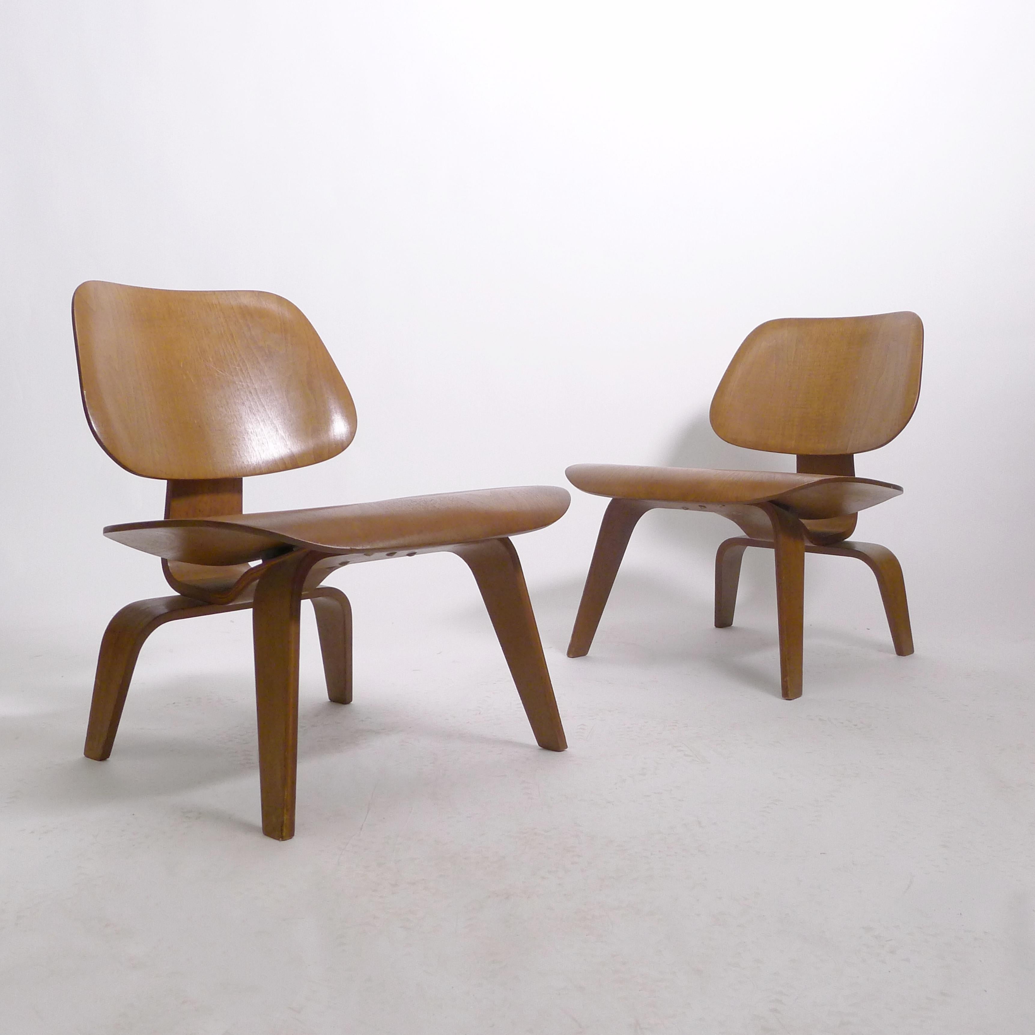 Seltenes Vorproduktionspaar der Eames LCW Chairs, Nussbaumsperrholz, 1945 im Angebot 2