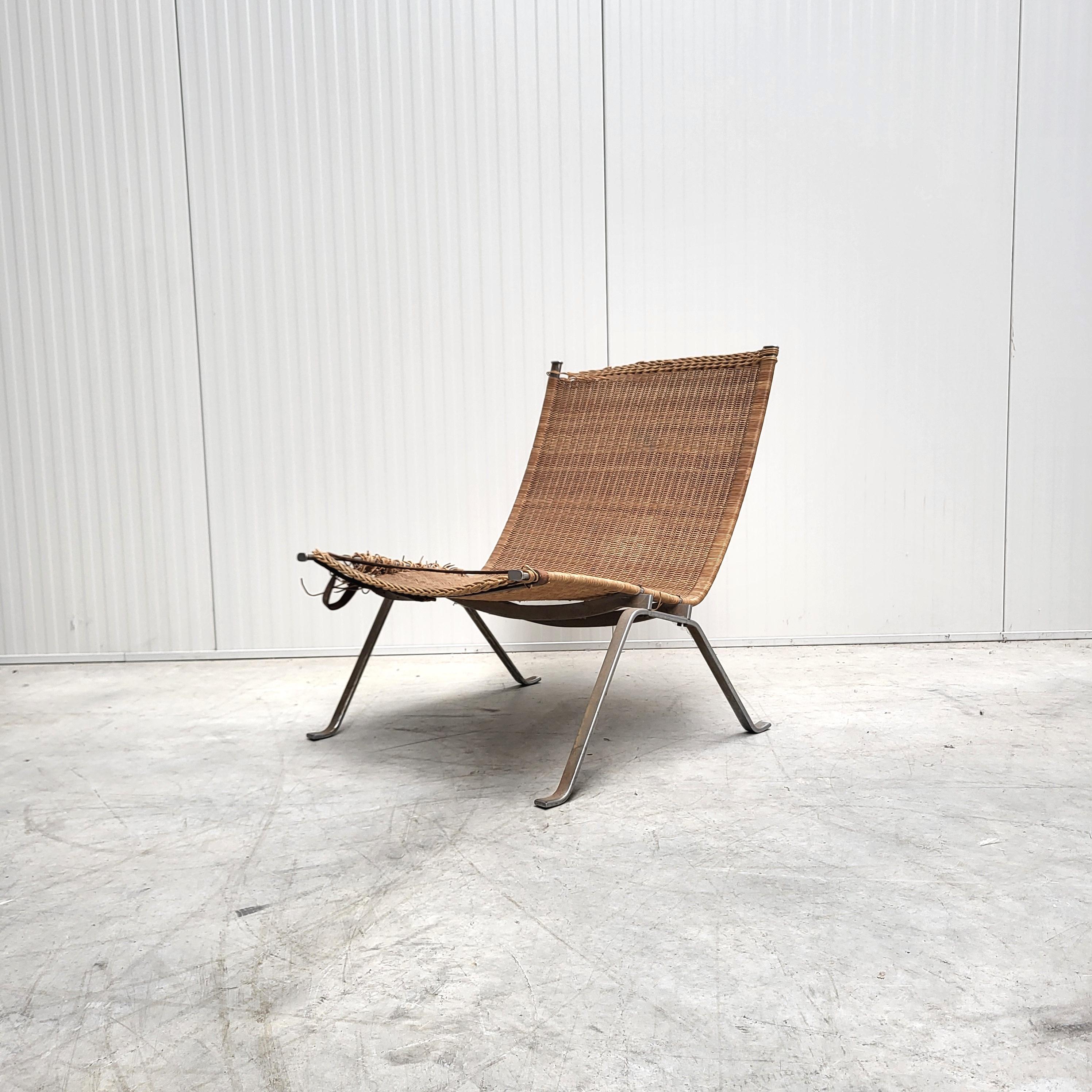
Früher und sehr seltener Vorproduktionssessel PK22 Wicker Lounge Chair von Poul Kjaerholm ca. 1955/1956.
Unsigniertes Vorserienmodell, das Poul Kjaerholm Prof. Rudolf Glatzel zu seinem Geburtstag schenkte.

Wir haben den Stuhl direkt von der