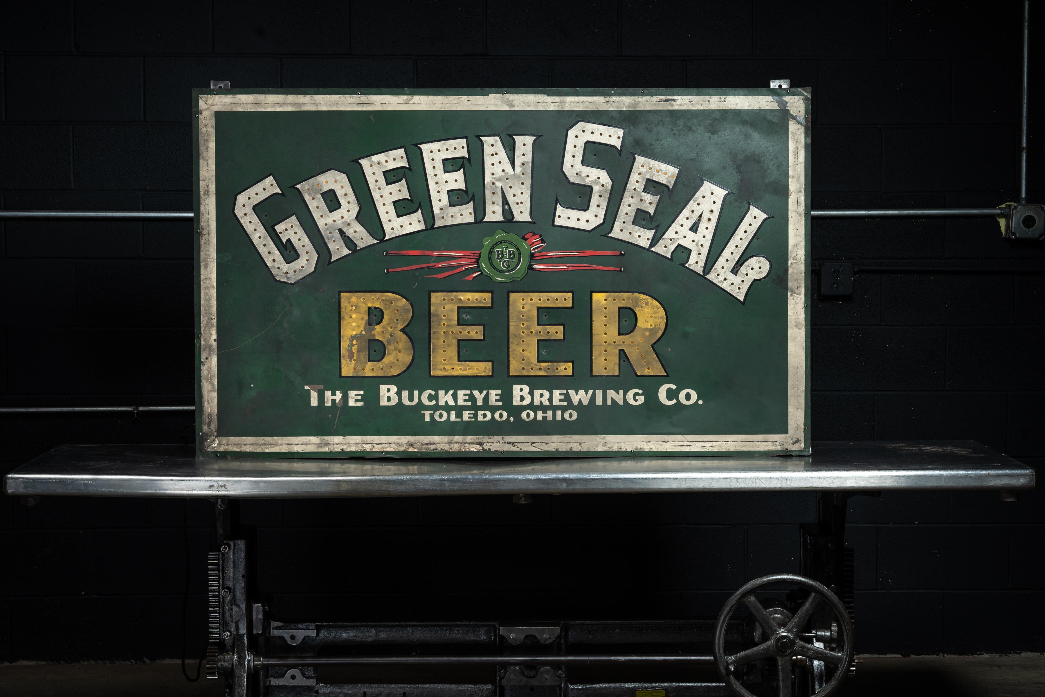 Cette grande enseigne rétroéclairée, extrêmement rare, est un véritable morceau d'histoire américaine. Elle a été produite par The Buckeye Brewing Co. de Toledo, OH, qui a été fondée en 1886, mais dont les origines remontent au début des années