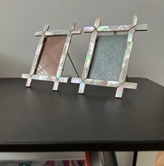 Rara e graziosa coppia di cornici per fotografie in porcellana con intarsi a mosaico del 1900 ca.