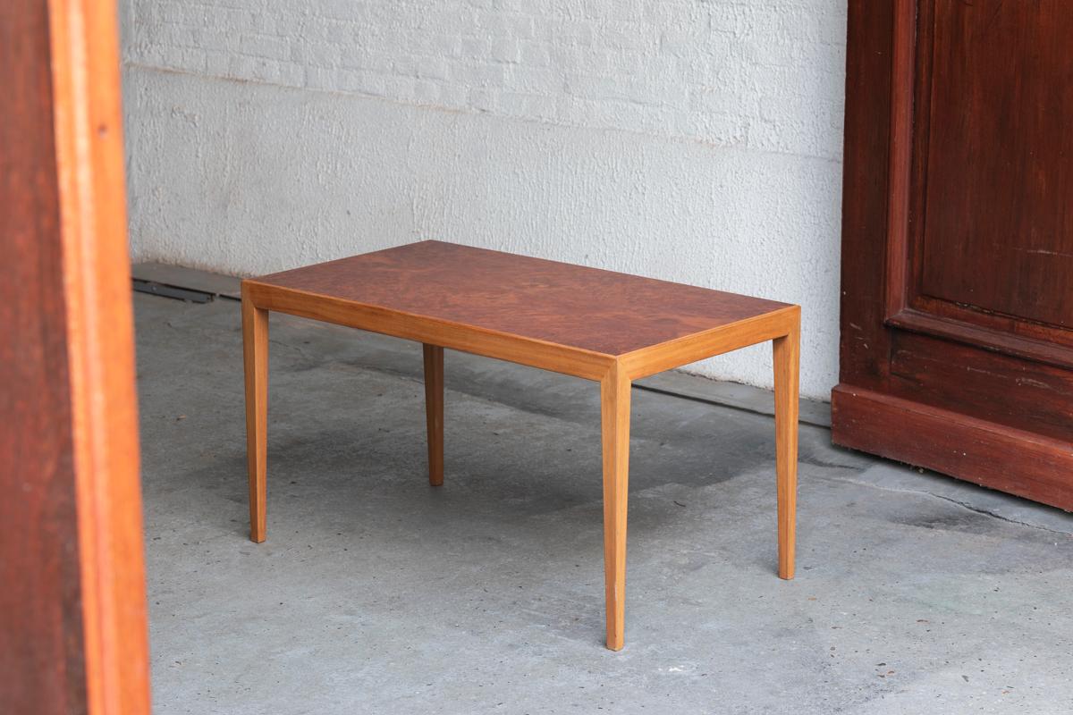 Table basse conçue par Carl Aage Skov et produite au Danemark dans les années 1960. La table est composée d'un plateau en ronce et d'un cadre en teck blond. Il s'agit d'une pièce très rare car il s'agissait d'un prototype de table qui n'a jamais été