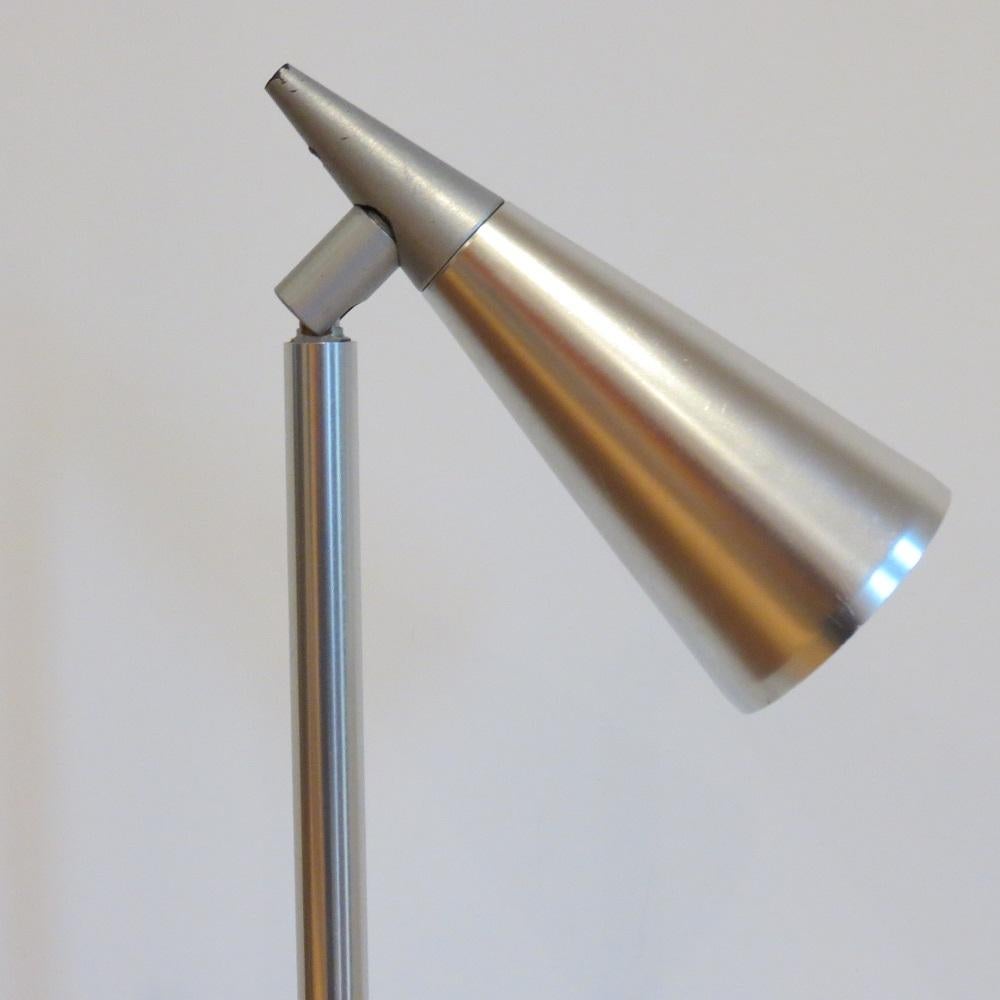 Lámpara de escritorio única muy rara  Se trata de un prototipo de lámpara -una pieza única- diseñada por Peter Nelson y fabricada por Architectural Lighting Ltd.  
Una lámpara bonita, de muy buena calidad y bien diseñada, fabricada en aluminio con