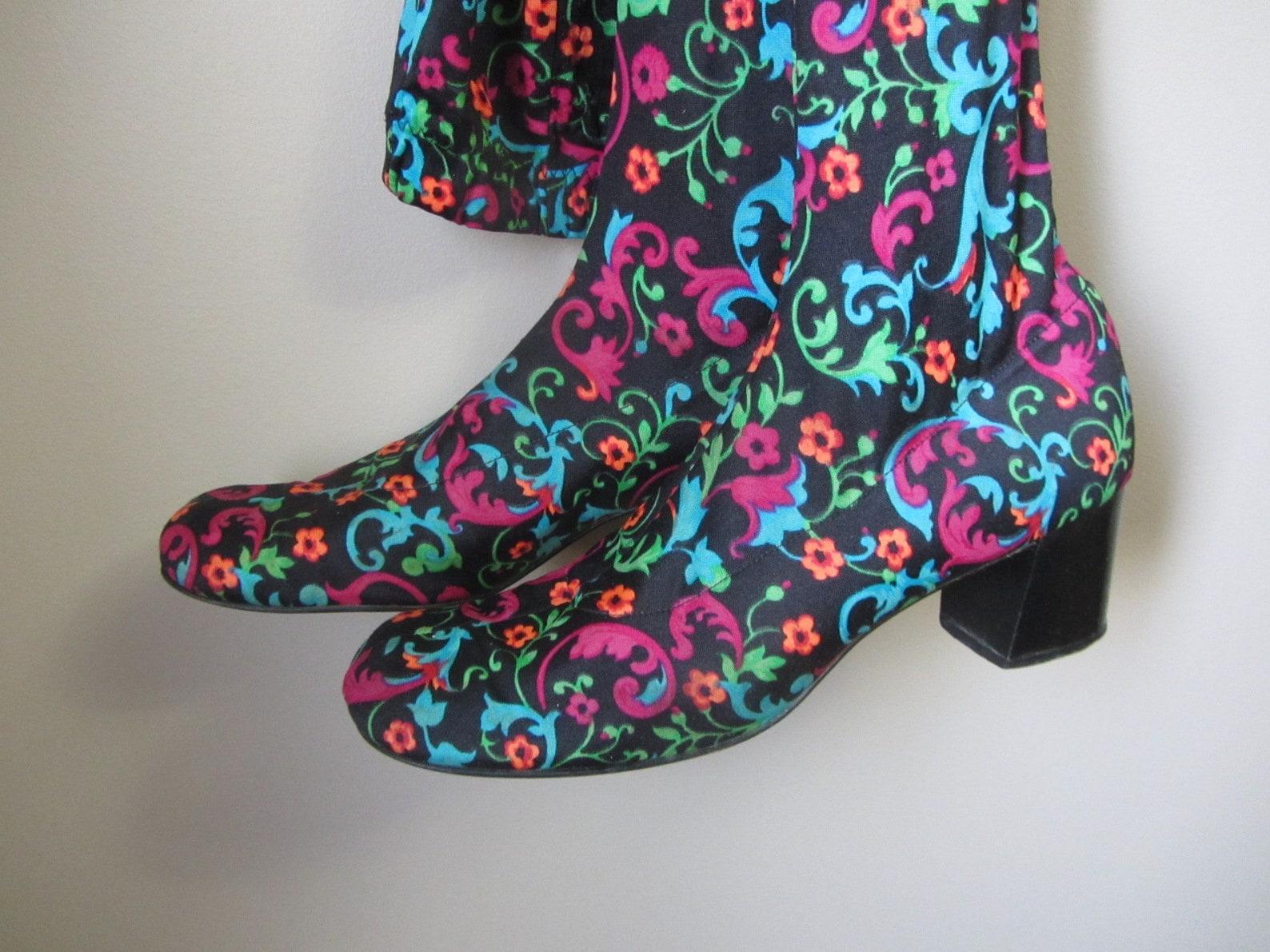 RARE Psychedelic Paisley Pan-T Boots, Circa 1960s In Good Condition For Sale In Brooklyn, NY