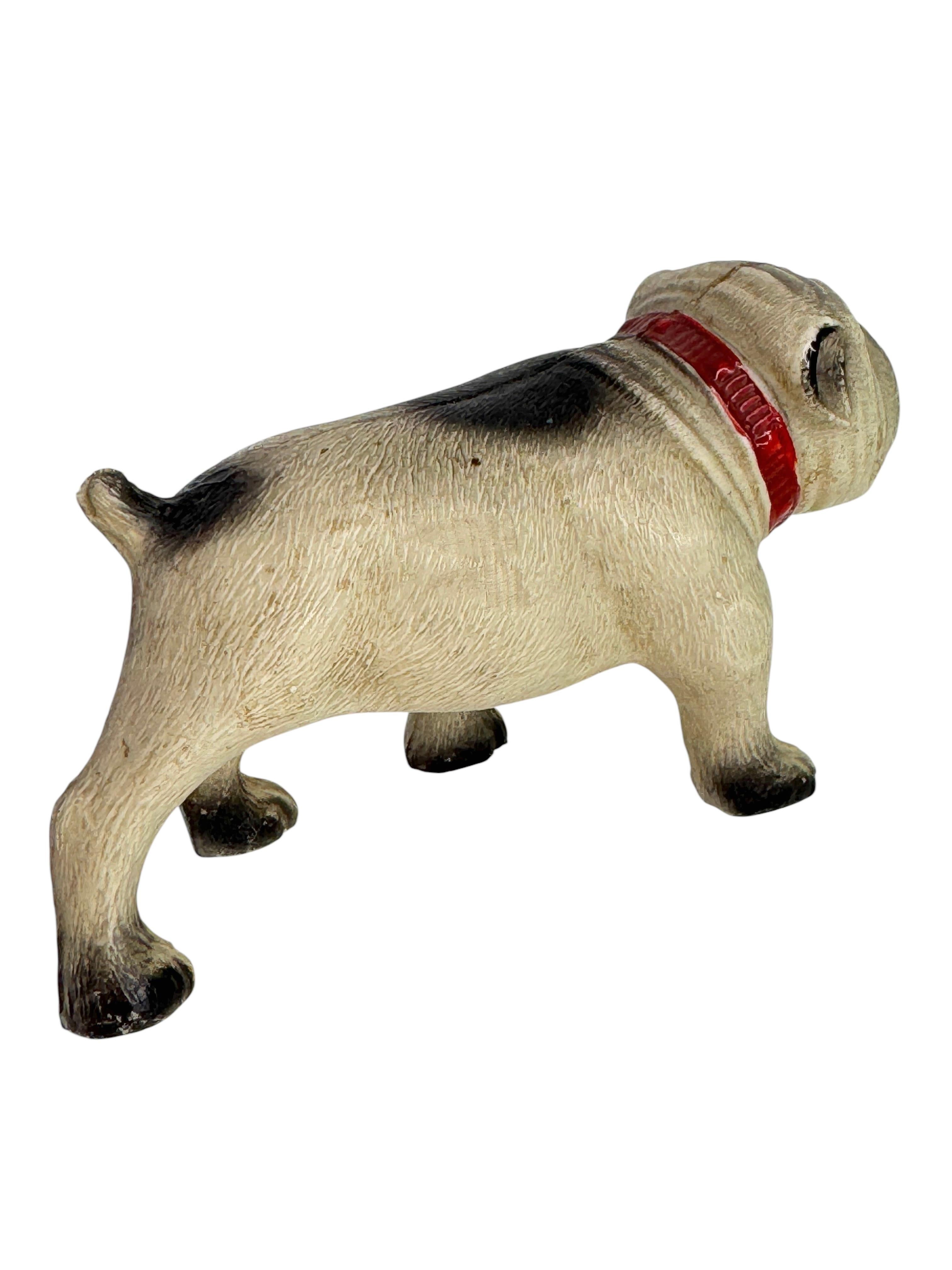 Rare figurine de carlin ou de bouledogue achetée à Liège en France. Il est fabriqué en Celluloïd et très délicat, ce serait un excellent ajout à votre collection de jouets ou de Bulldogs. Elle est en bon état pour cet âge, et présente des