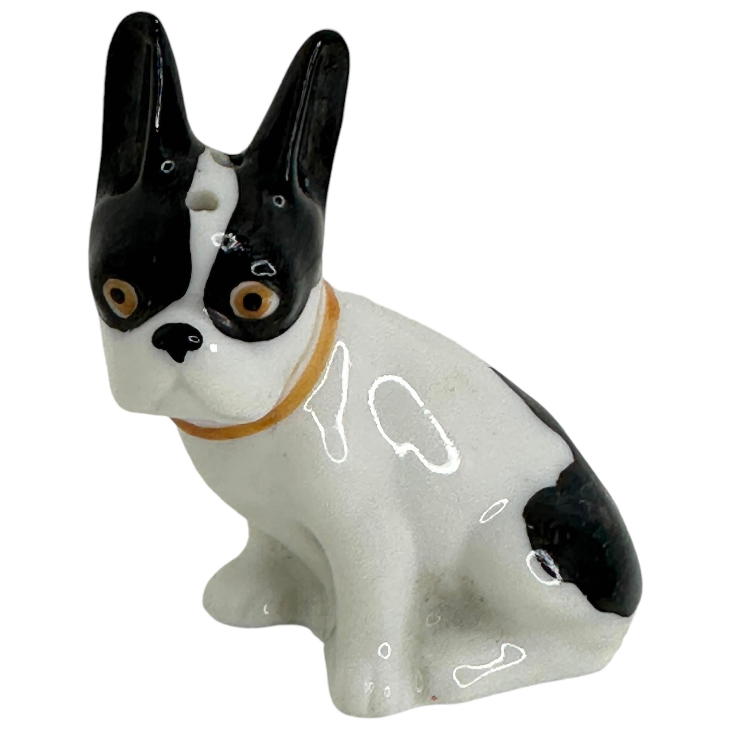 Figurita rara de carlino o bulldog francés comprada en Alemania. Está hecho de porcelana china y es muy delicado, sería un gran complemento para tu colección. Está en buen estado para esta edad. Edad aproximada de 1910 a 1920 o más. Encontrado en