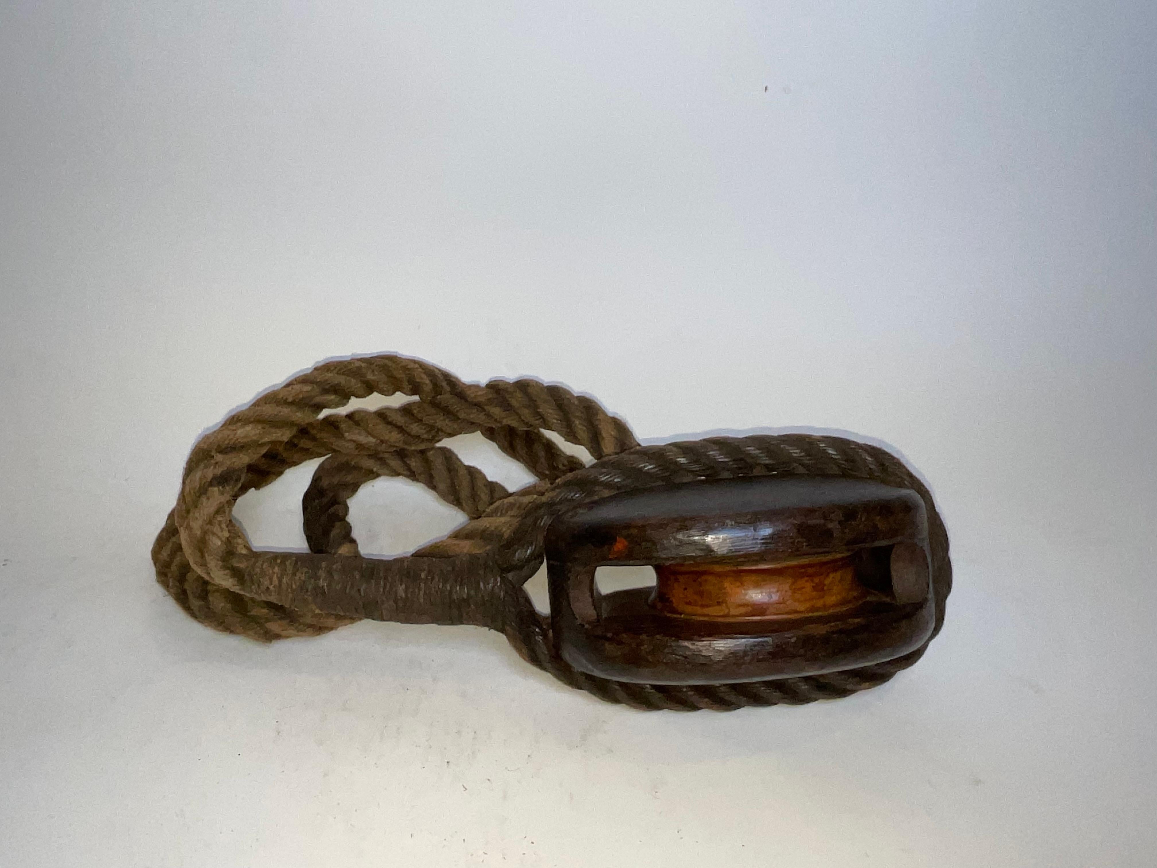 Milieu du XXe siècle Rare bloc de poulie provenant de l'USS Constitution en vente