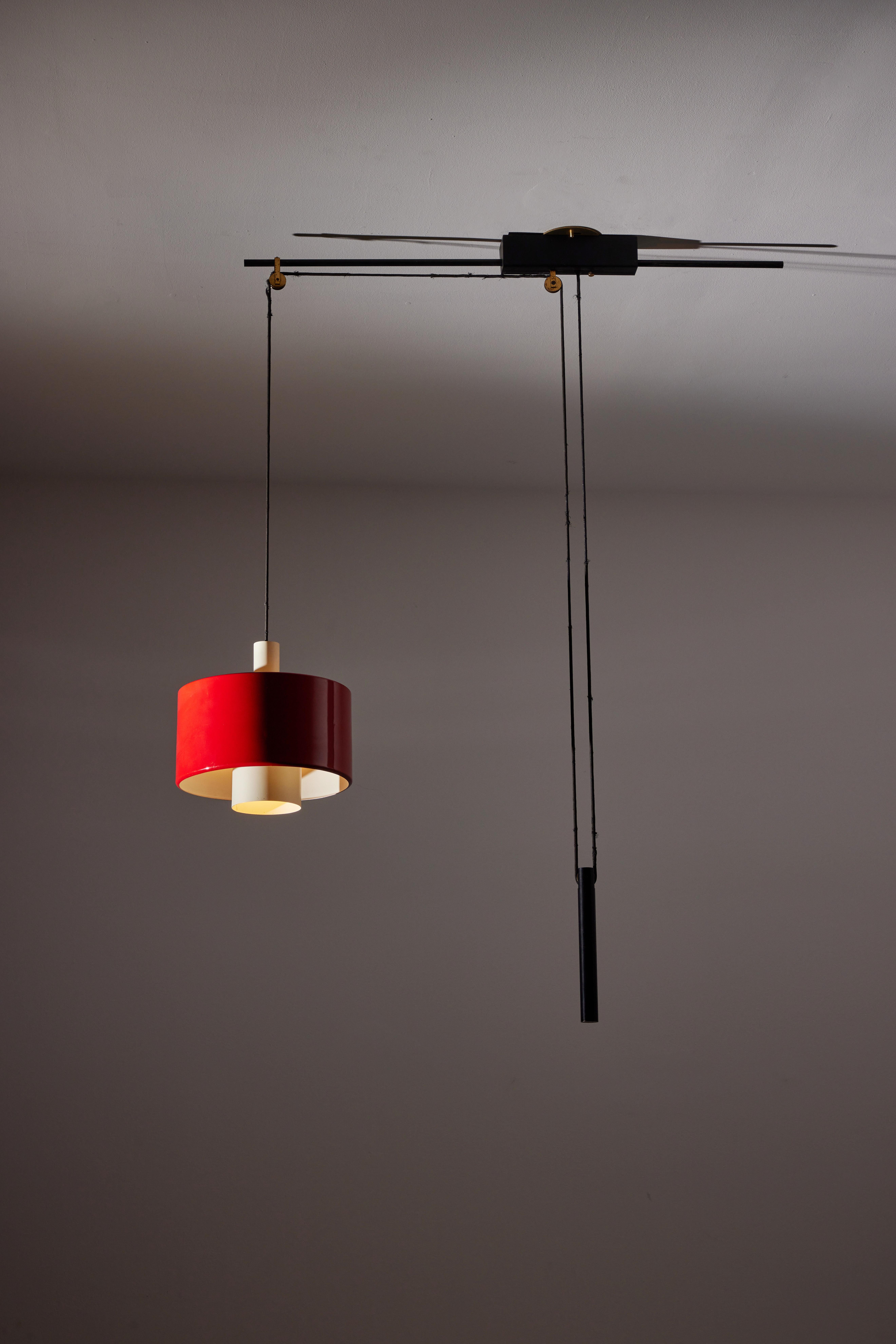 Rara lampada a sospensione Pulley di Gaetano Sciolari per Stilnovo. Disegnato e prodotto in Italia, intorno agli anni '50. Metallo smaltato, piastra da soffitto in ottone personalizzata, puleggia in ottone massiccio. Cablato secondo gli standard