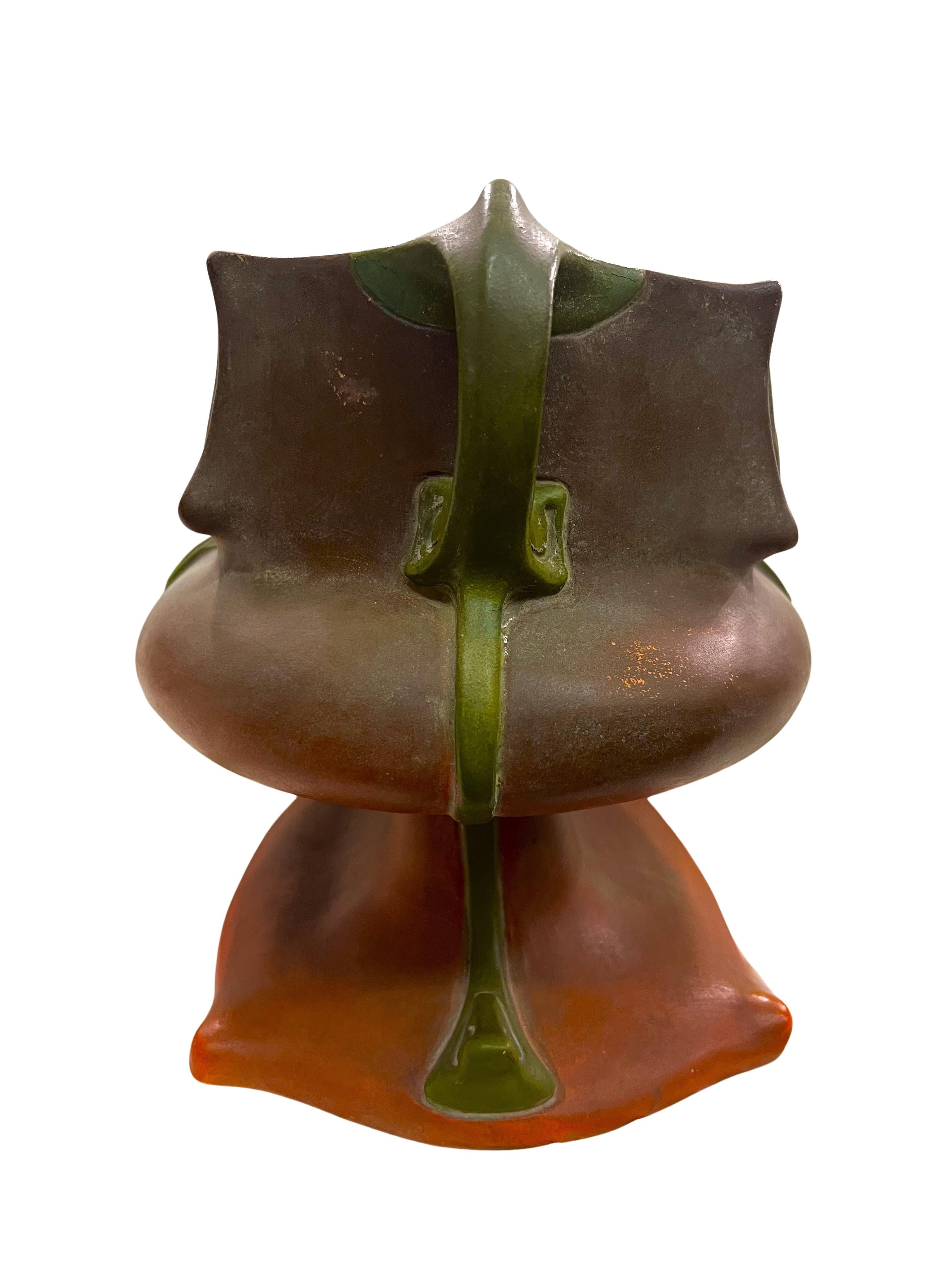 Fantastique, rare, pure jardinière Art Nouveau, fabriquée par le célèbre Julius Dressler, d'après la marque, avant 1910, en Autriche/Bohemia.

Ce remarquable bac à plantes est fabriqué à la main en céramique et peint à froid dans des tons orange,