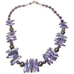 Rare collier de perles rondes et de bâton teint en violet