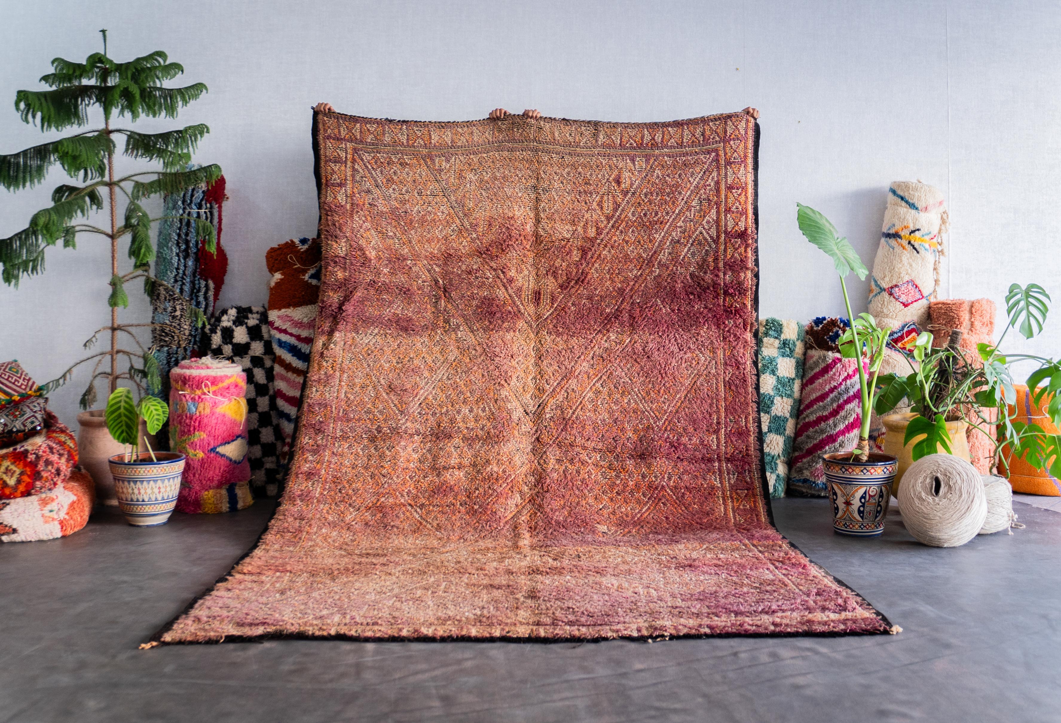 Entdecken Sie das reiche Erbe, das in unseren lila marokkanischen Vintage-Teppich eingewoben ist. Jeder Berberteppich wird von erfahrenen Kunsthandwerkern mit bewährten Techniken handgefertigt und ist ein einzigartiges Zeugnis der marokkanischen