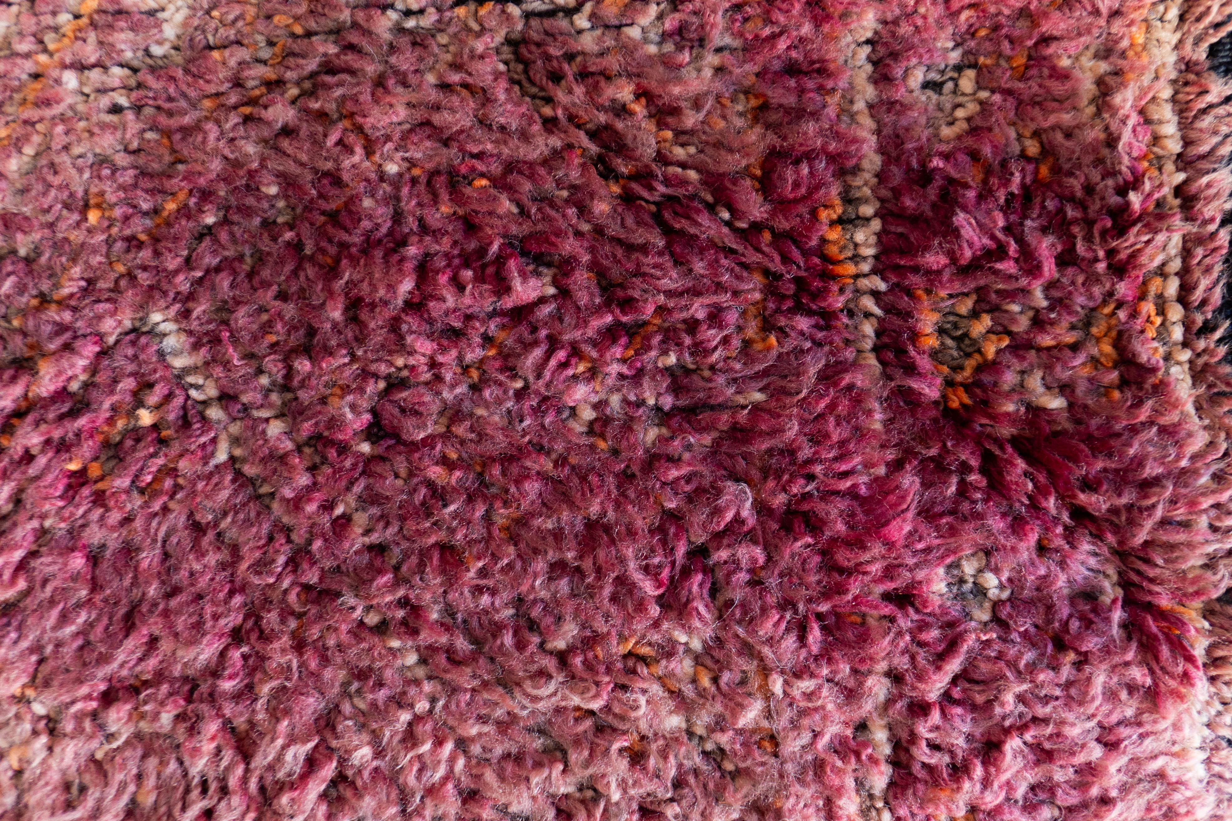 Rare tapis marocain vintage violet des années 70 100 % laine 6,5x10,5 Ft 200x320 Cm Bon état - En vente à Salé, MA