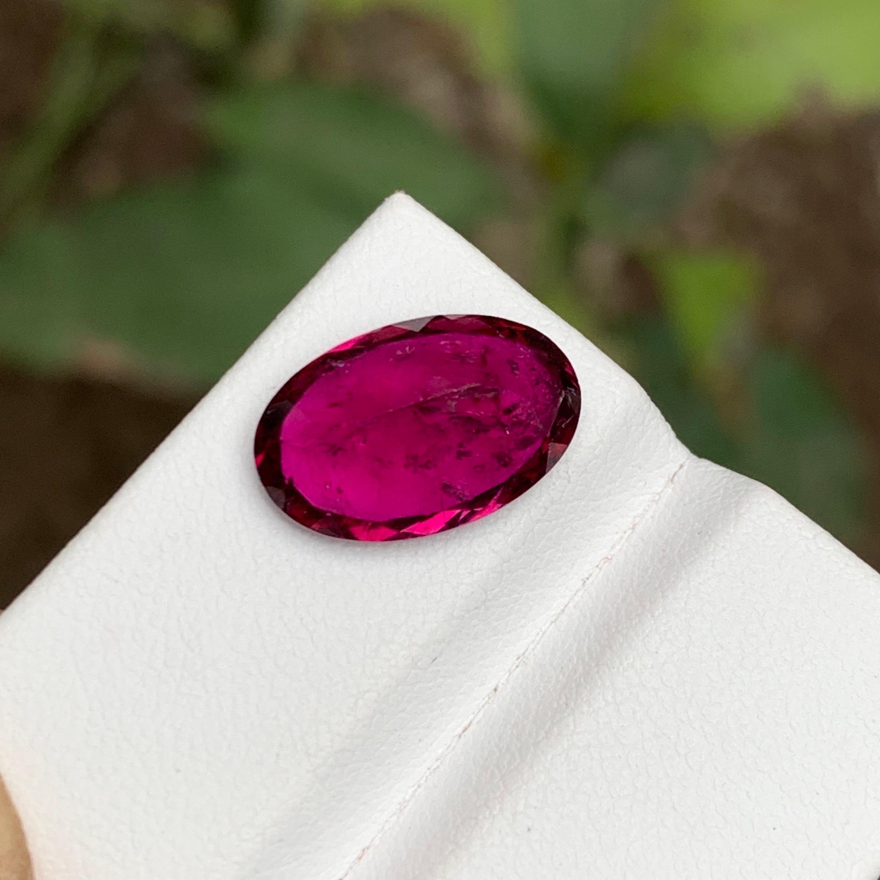 Taglio ovale Rara gemma di tormalina rubellite dalla tonalità rosa-rossa, cuscino ovale da 5,80 carati in vendita