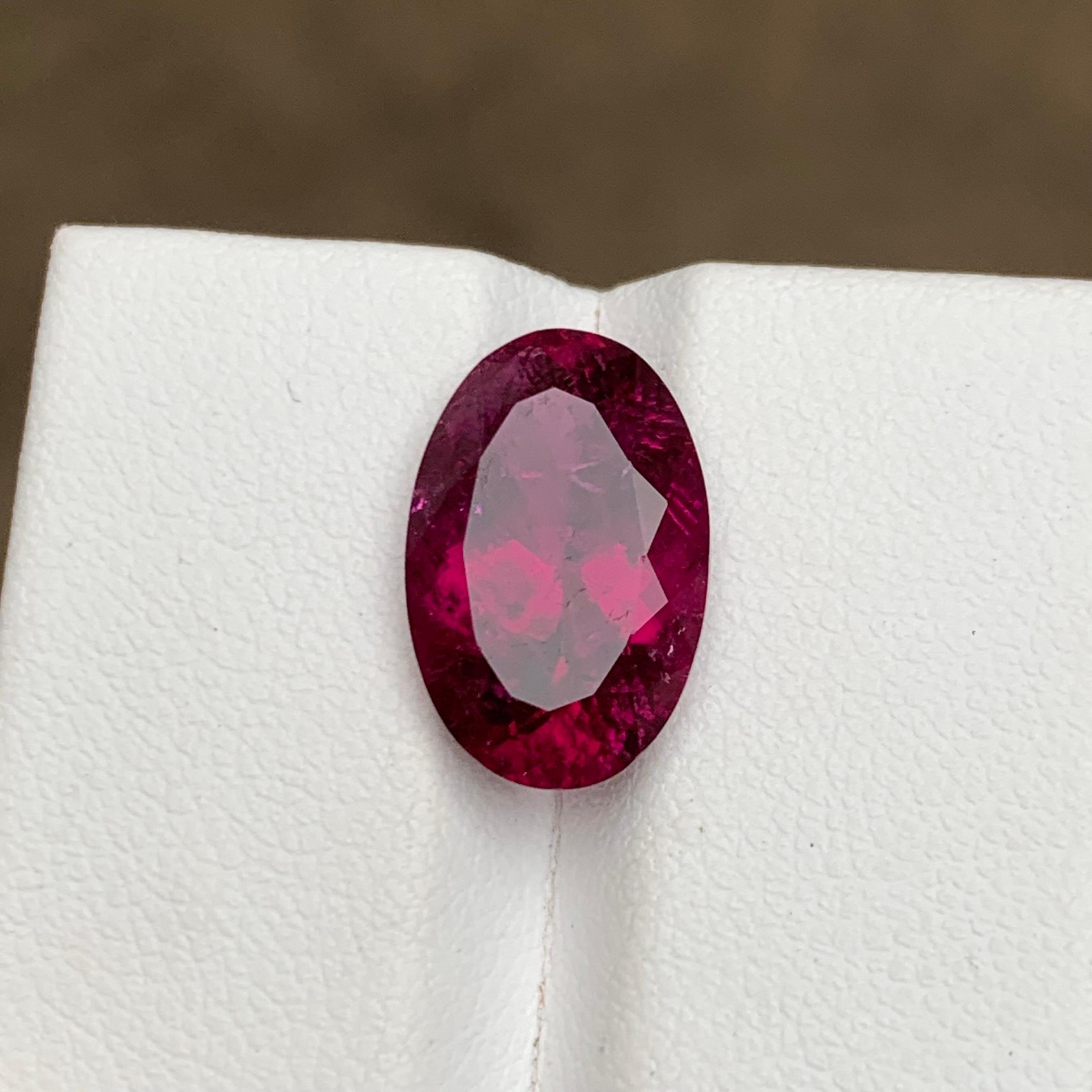 da uomo o donna Rara gemma di tormalina rubellite dalla tonalità rosa-rossa, cuscino ovale da 5,80 carati in vendita
