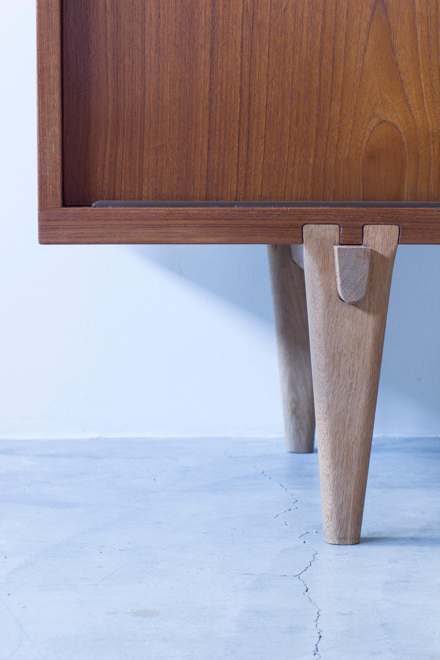 Rara credenza in teak con gambe a puzzle Ry-26 di Hans J. Wegner, Ry Møbler Danimarca, anni '50 in vendita 3