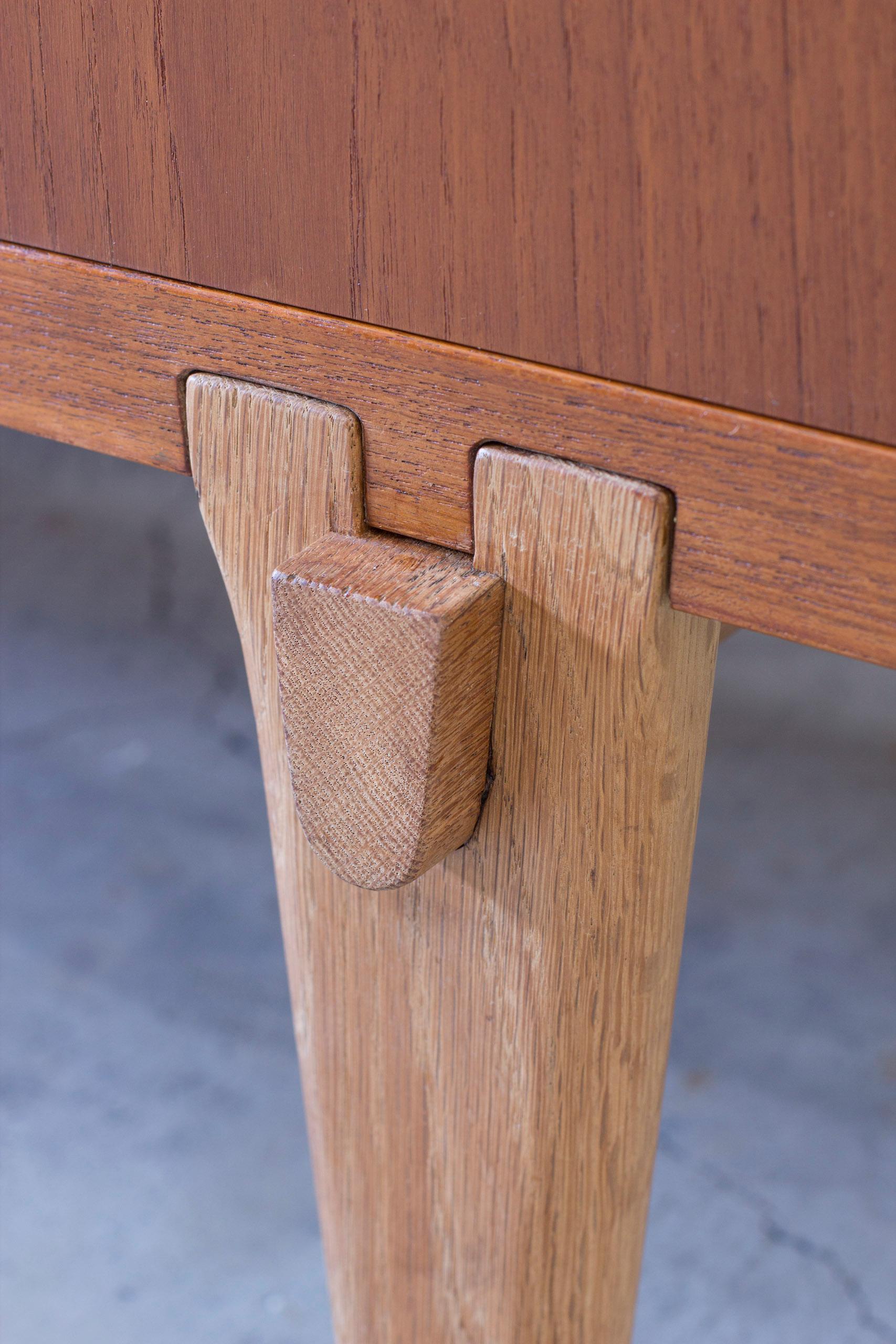 Rara credenza in teak con gambe a puzzle Ry-26 di Hans J. Wegner, Ry Møbler Danimarca, anni '50 in vendita 4