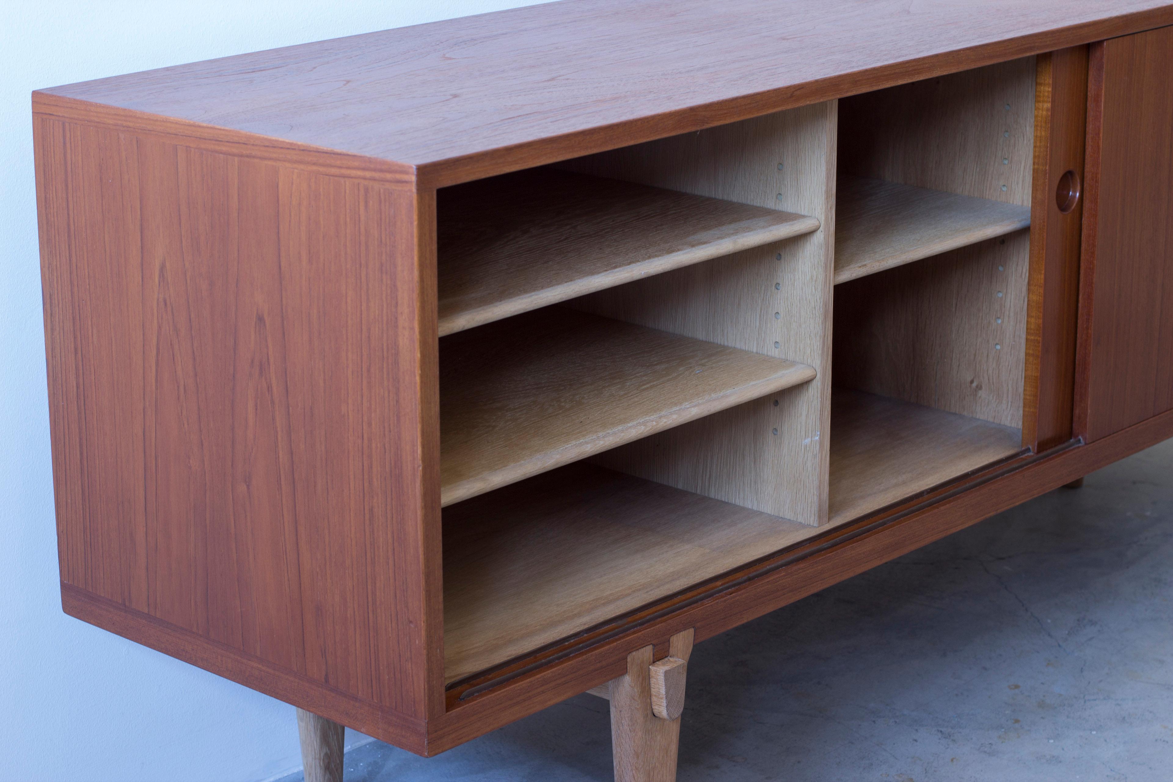 Rara credenza in teak con gambe a puzzle Ry-26 di Hans J. Wegner, Ry Møbler Danimarca, anni '50 in vendita 8