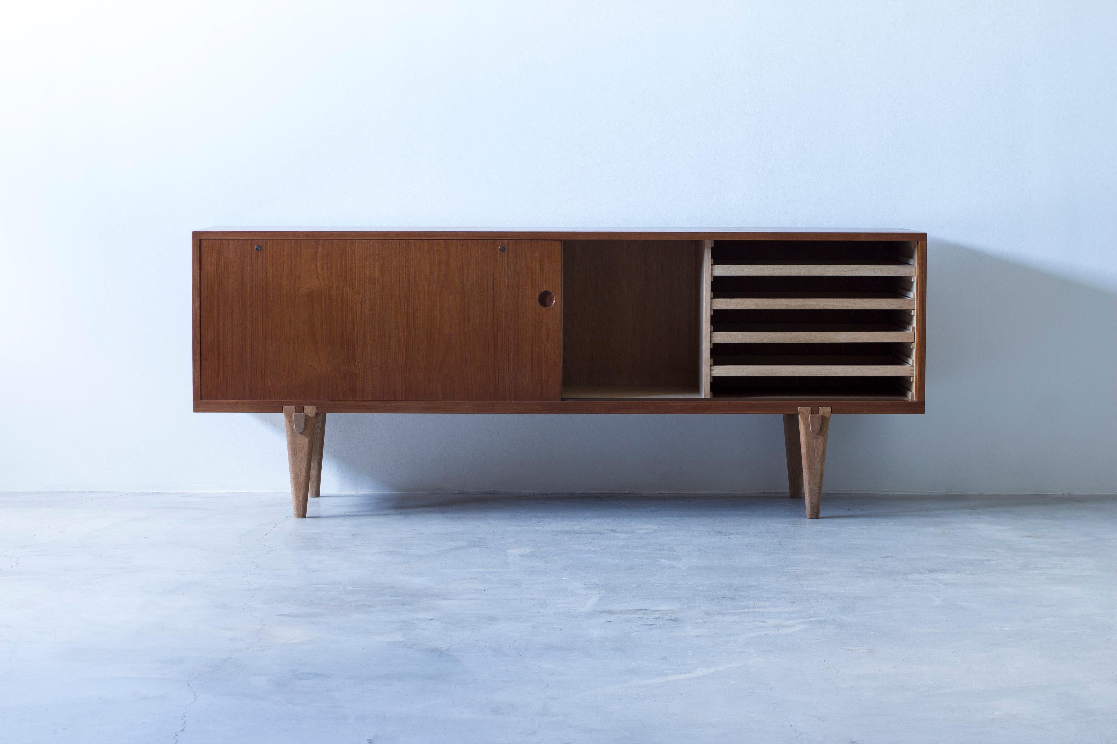 Scandinavo moderno Rara credenza in teak con gambe a puzzle Ry-26 di Hans J. Wegner, Ry Møbler Danimarca, anni '50 in vendita