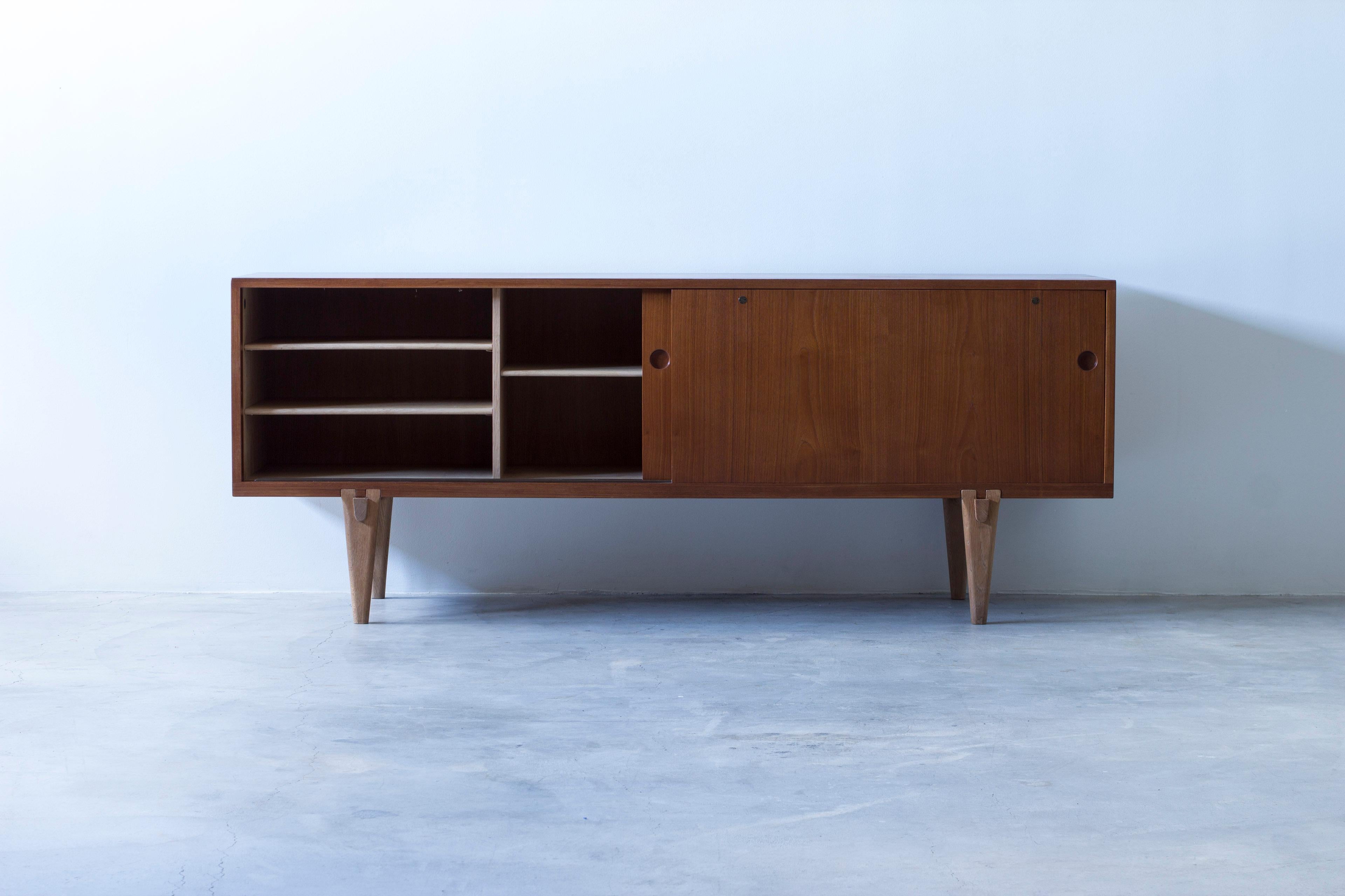 Danese Rara credenza in teak con gambe a puzzle Ry-26 di Hans J. Wegner, Ry Møbler Danimarca, anni '50 in vendita