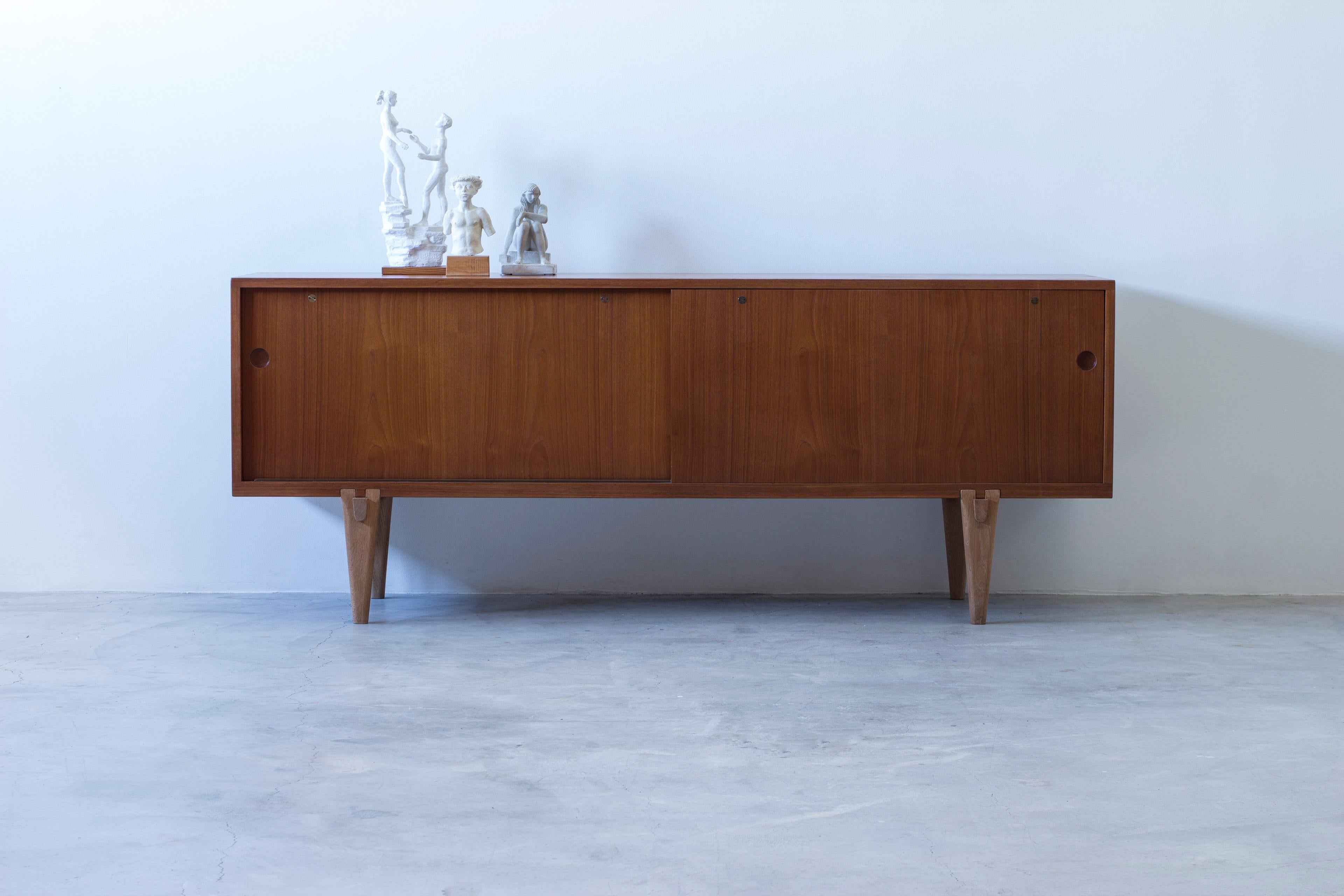 Rara credenza in teak con gambe a puzzle Ry-26 di Hans J. Wegner, Ry Møbler Danimarca, anni '50 In condizioni buone in vendita a Hägersten, SE