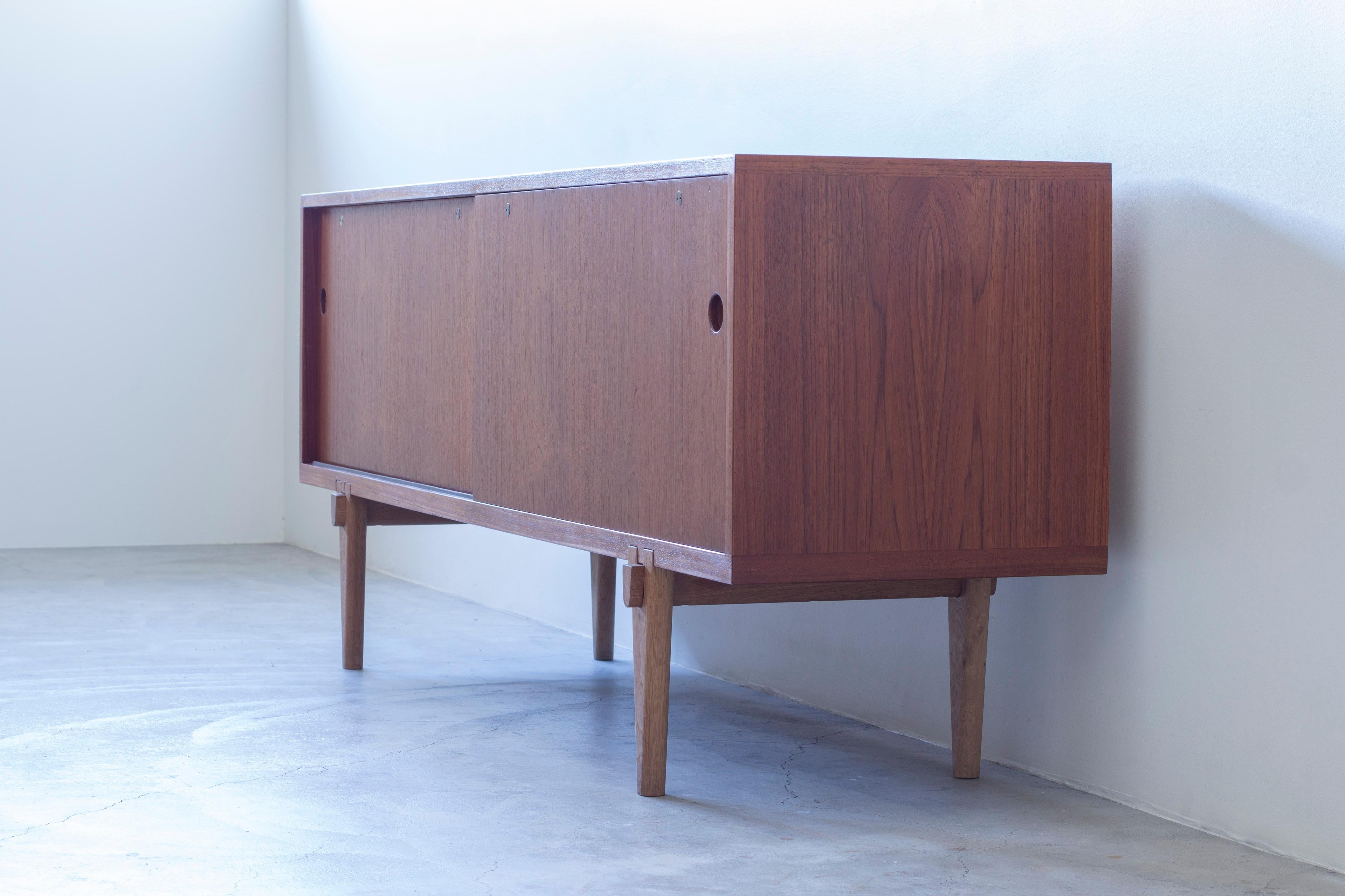 Ottone Rara credenza in teak con gambe a puzzle Ry-26 di Hans J. Wegner, Ry Møbler Danimarca, anni '50 in vendita