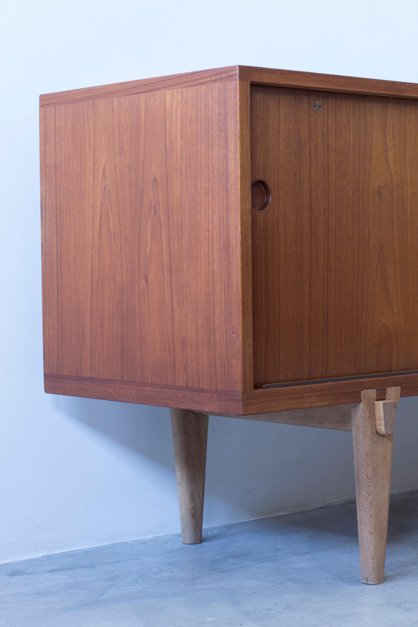 Rara credenza in teak con gambe a puzzle Ry-26 di Hans J. Wegner, Ry Møbler Danimarca, anni '50 in vendita 1