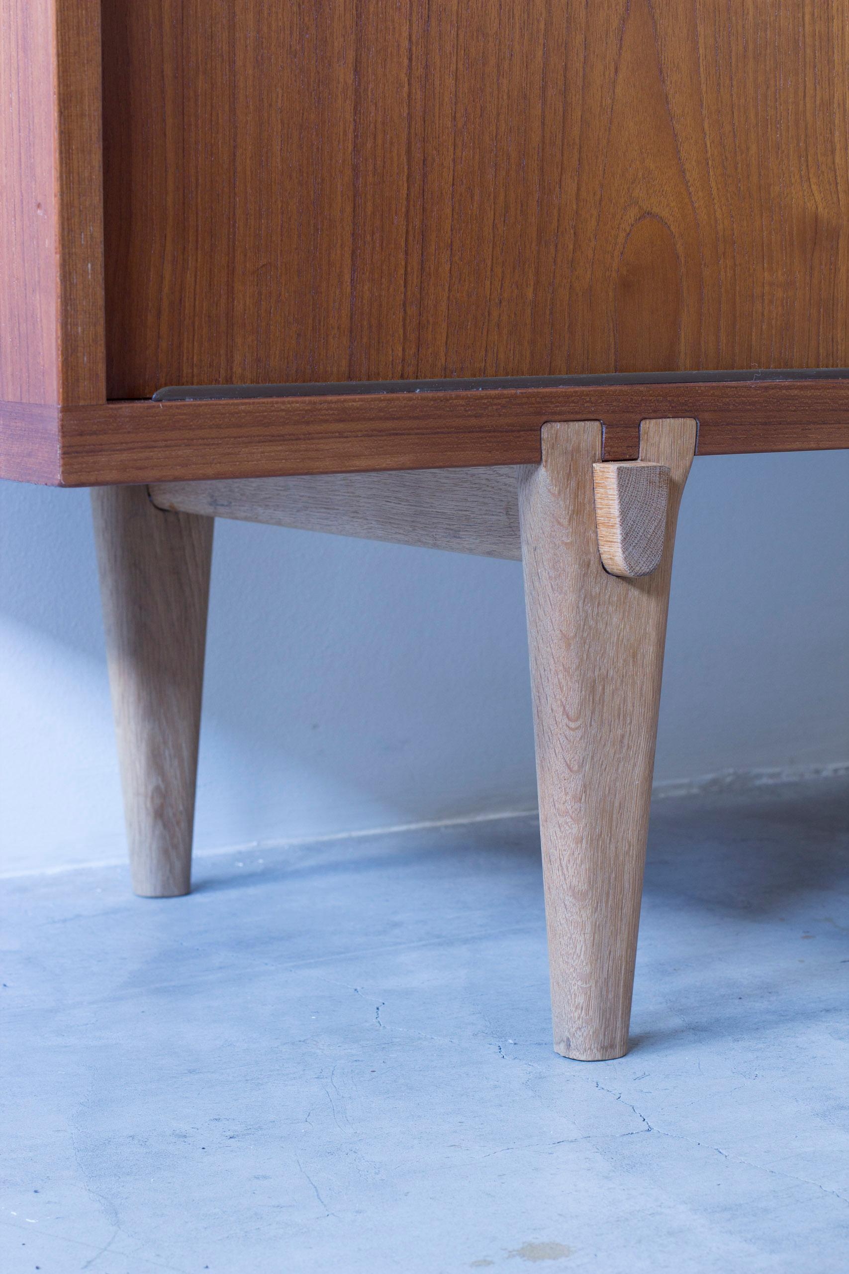 Rara credenza in teak con gambe a puzzle Ry-26 di Hans J. Wegner, Ry Møbler Danimarca, anni '50 in vendita 2