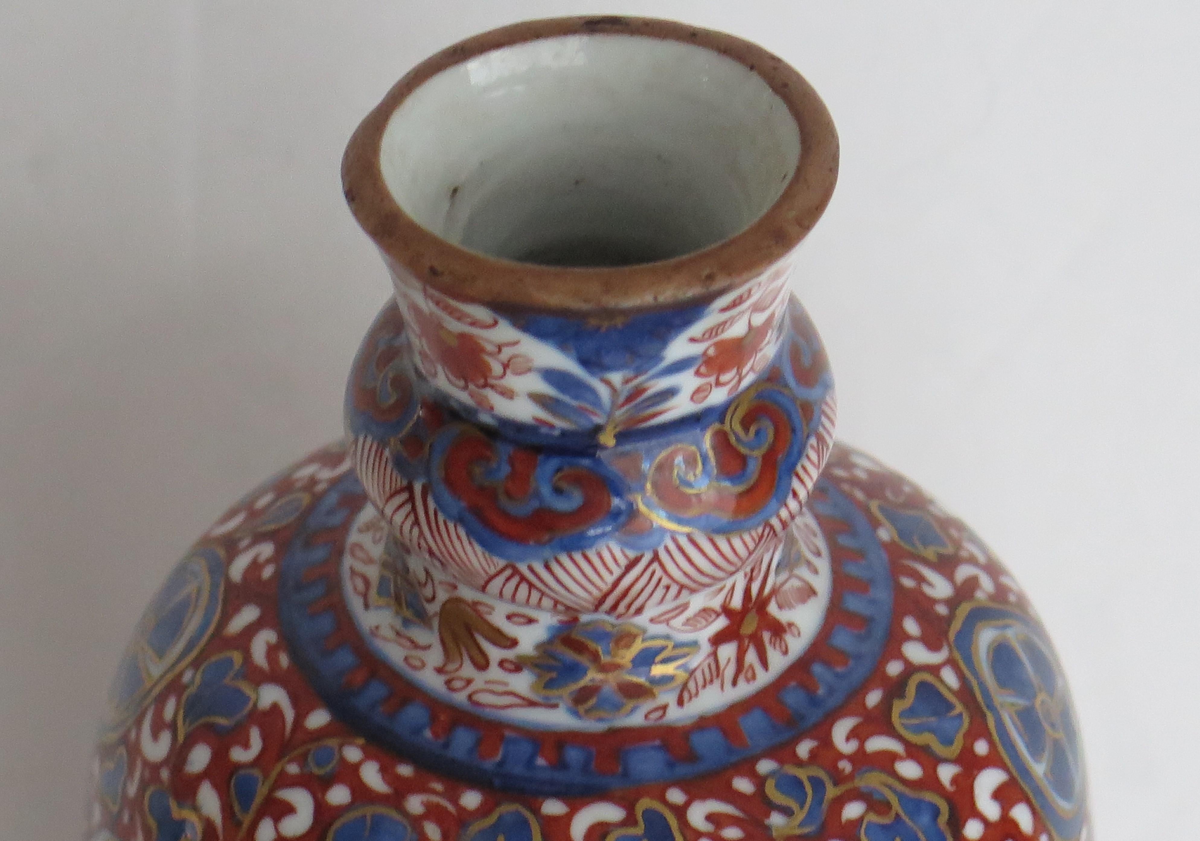 Qing Kangxi Period Chinese Vase Porcelain Fine Detail Garlic neck, Circa 1690 10