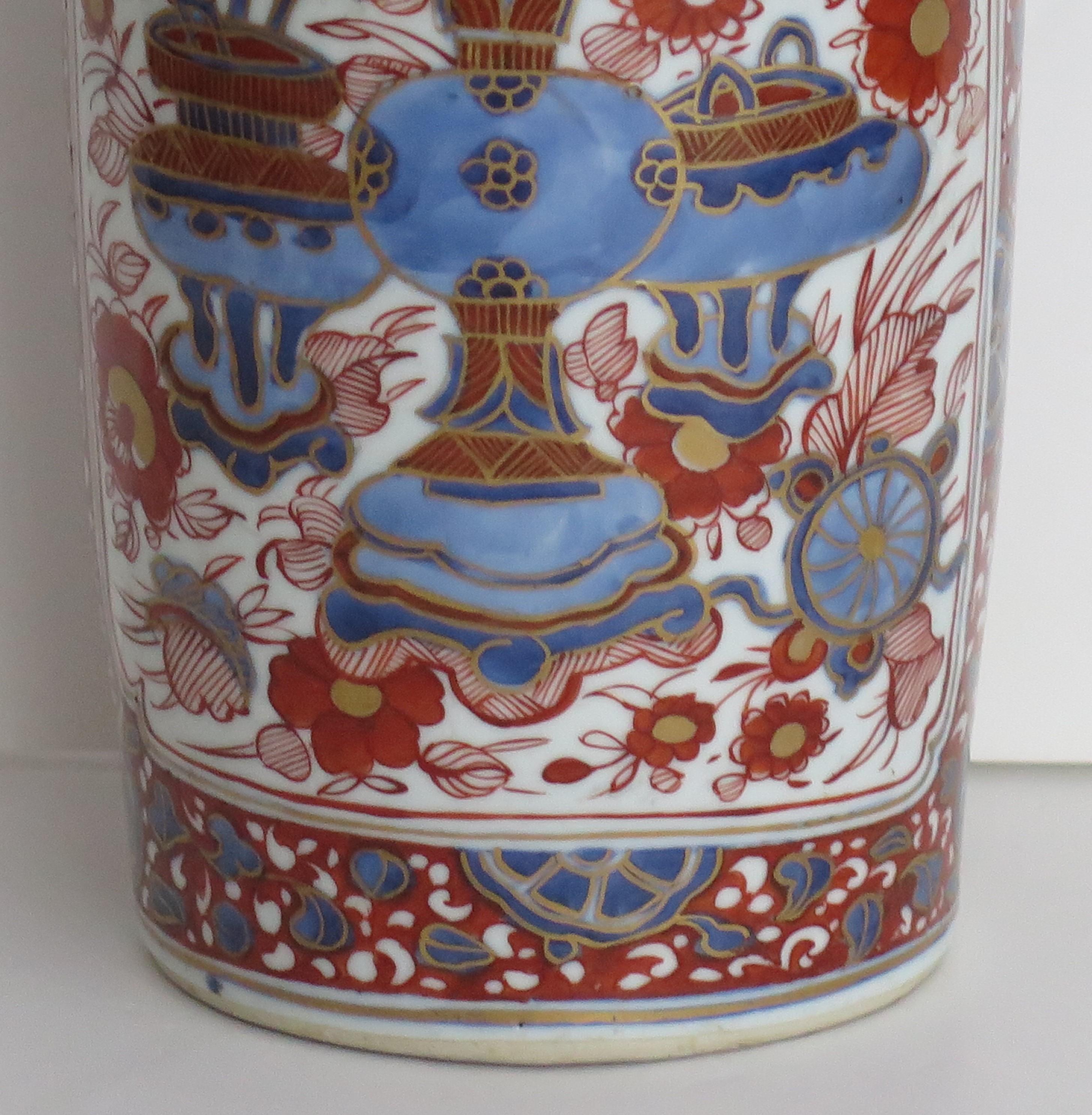 Hand-Painted Qing Kangxi Period Chinese Vase Porcelain Fine Detail Garlic neck, Circa 1690