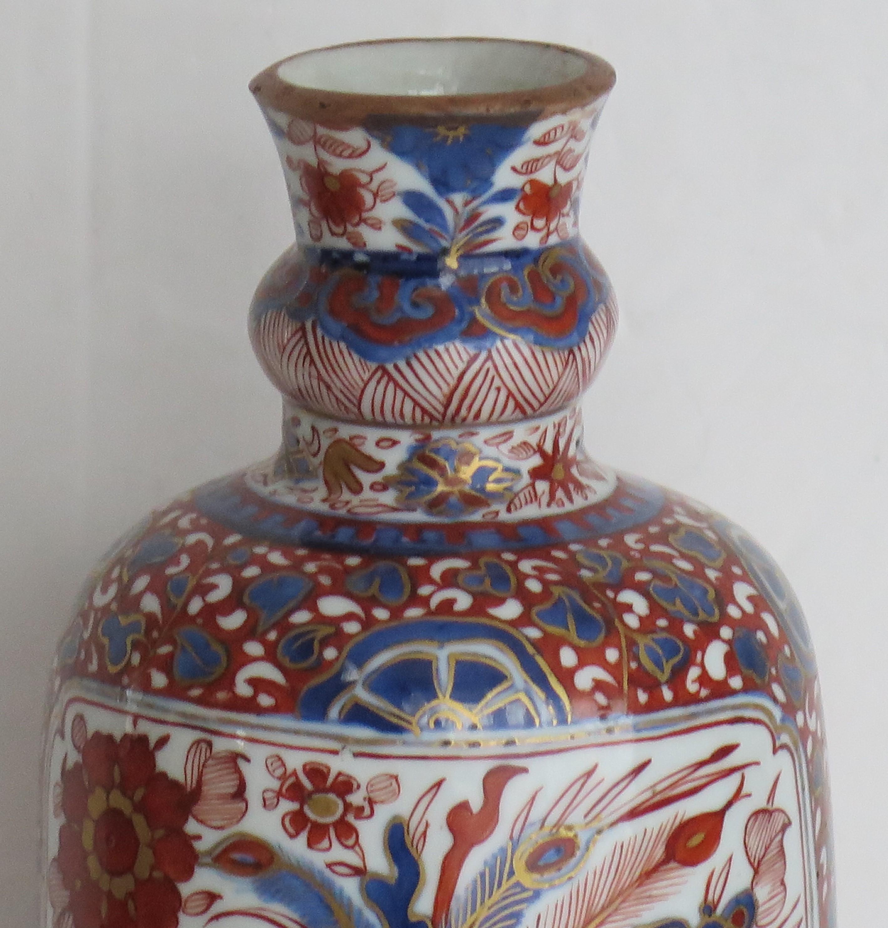 17th Century Qing Kangxi Period Chinese Vase Porcelain Fine Detail Garlic neck, Circa 1690