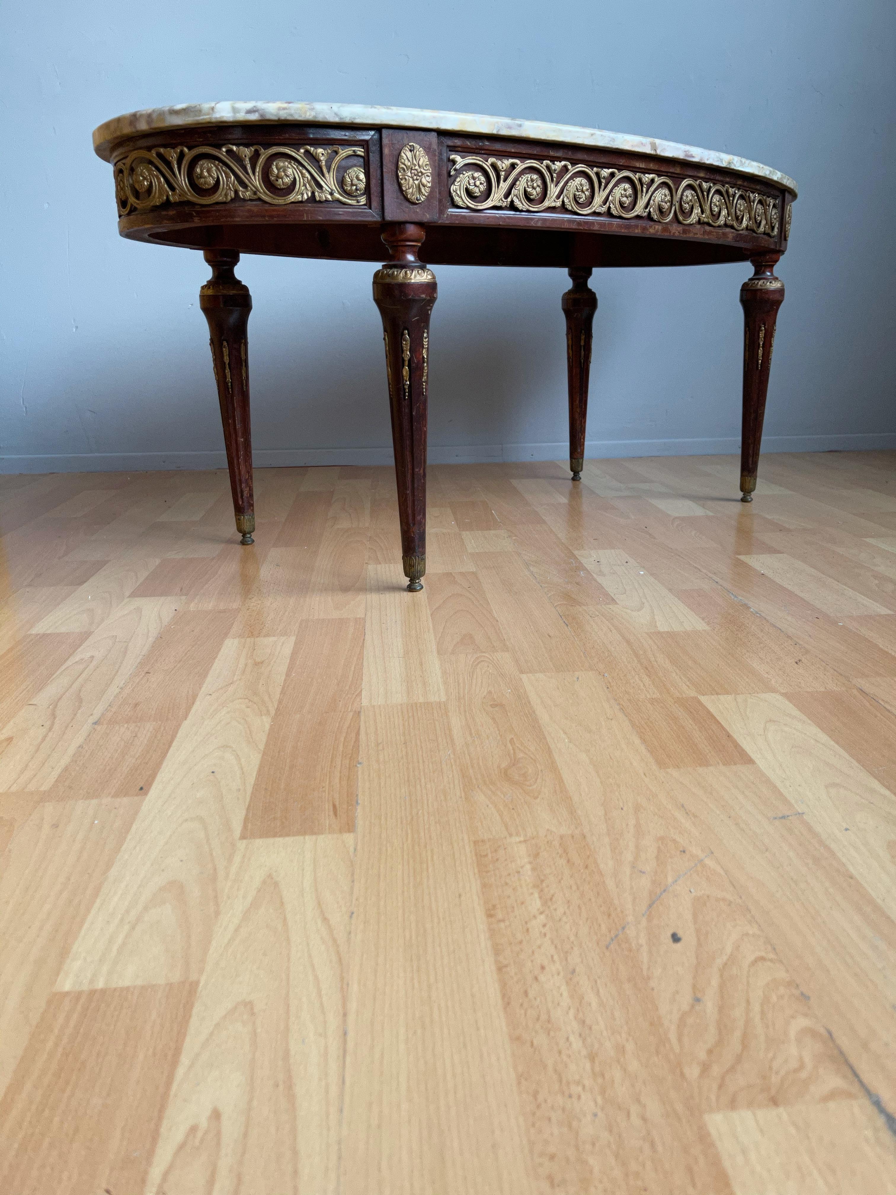 Mesa de centro estilo Luis XVI de madera y bronce de rara calidad con tapa de mármol de colores en venta 3