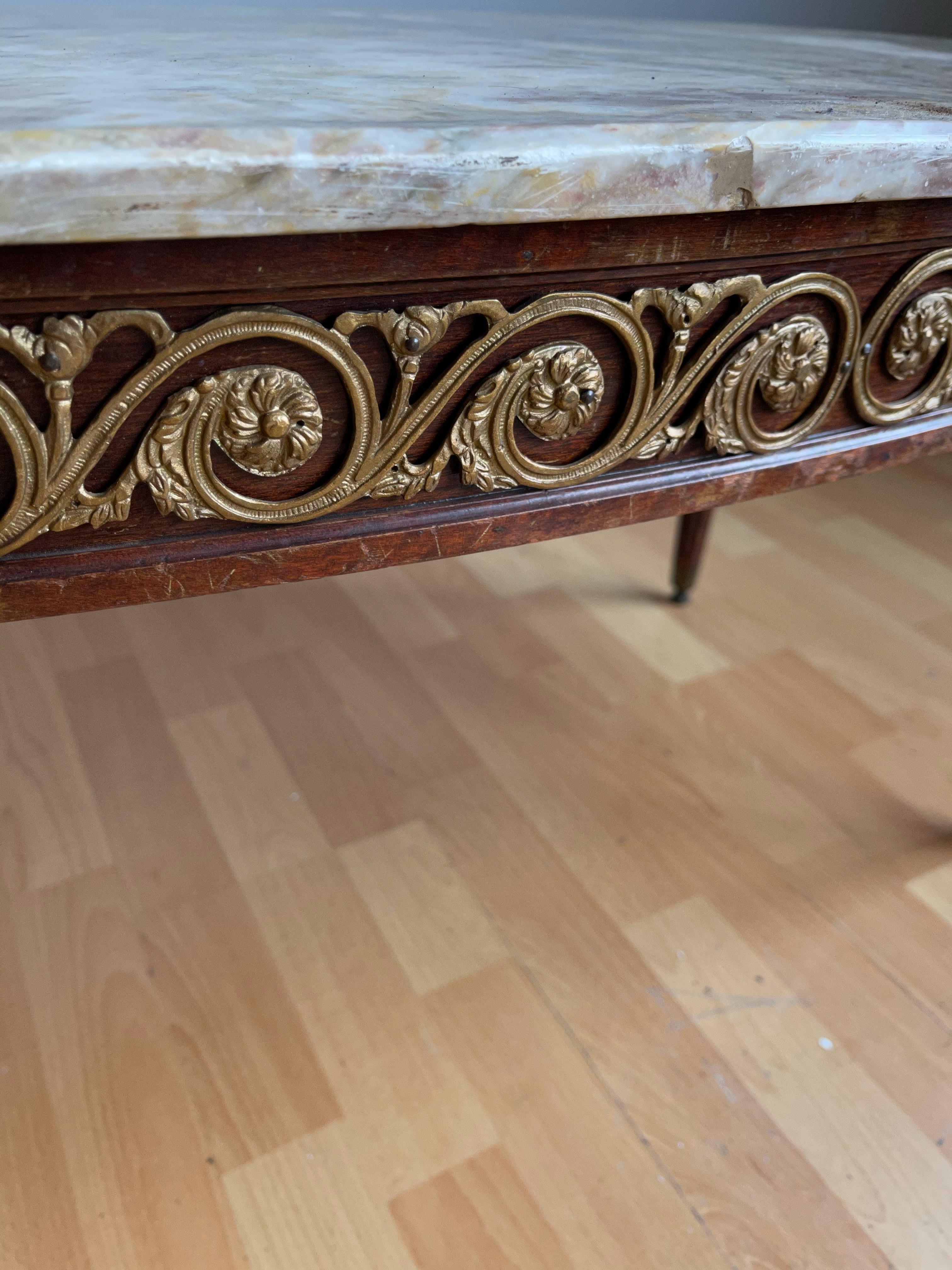 Mesa de centro estilo Luis XVI de madera y bronce de rara calidad con tapa de mármol de colores en venta 4