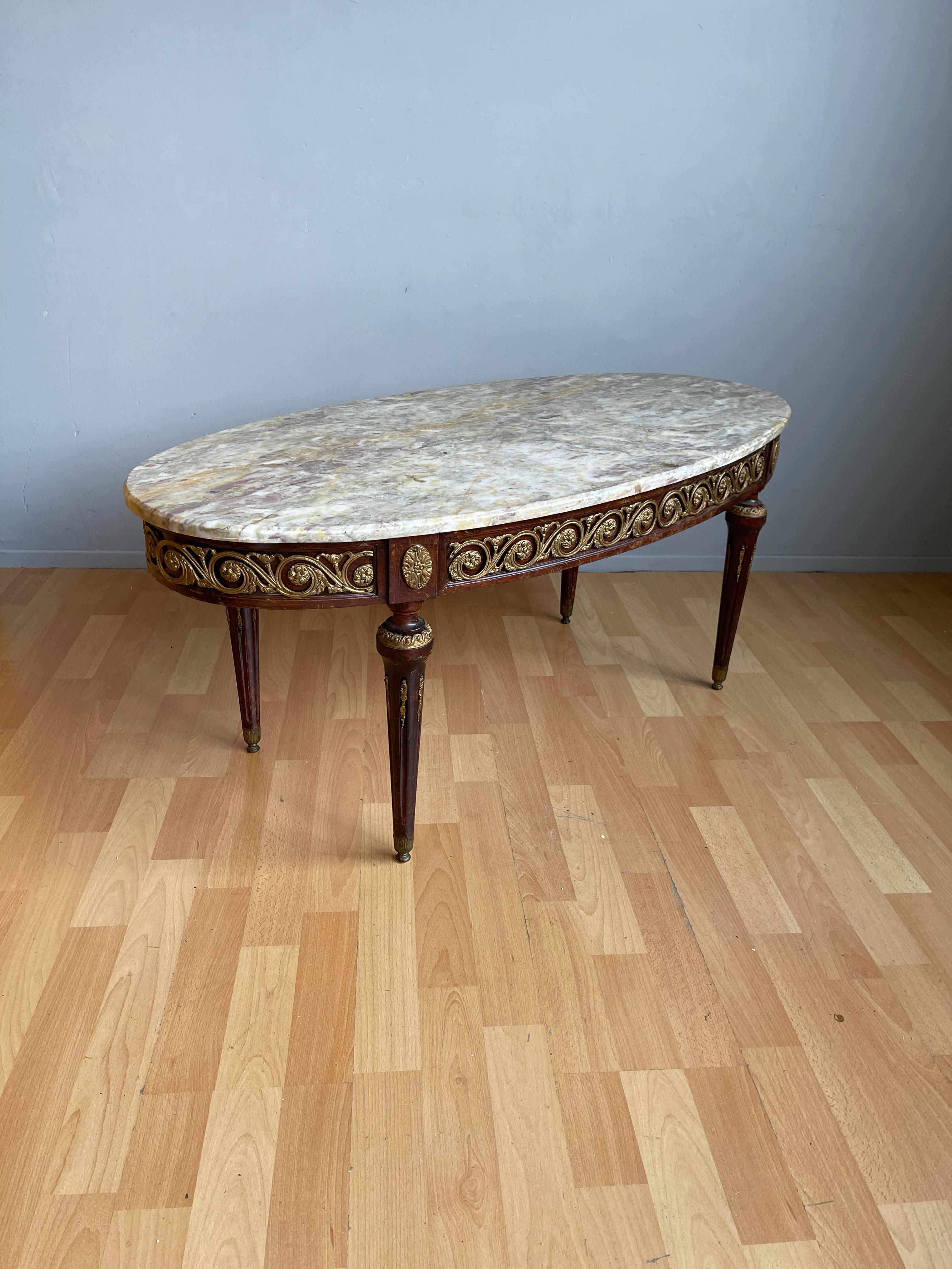 Mesa de centro estilo Luis XVI de madera y bronce de rara calidad con tapa de mármol de colores en venta 5