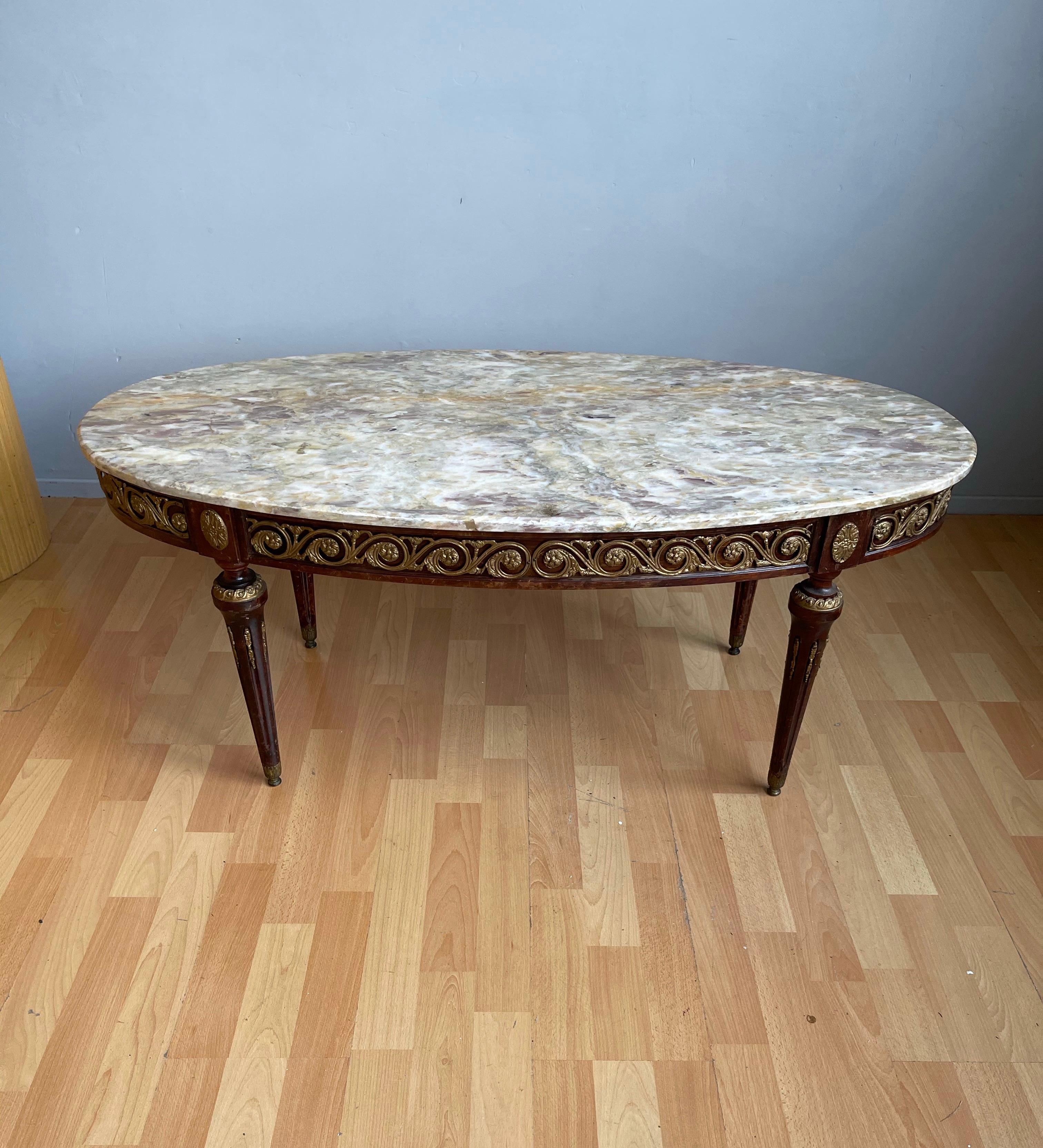 Mesa de centro estilo Luis XVI de madera y bronce de rara calidad con tapa de mármol de colores en venta 6