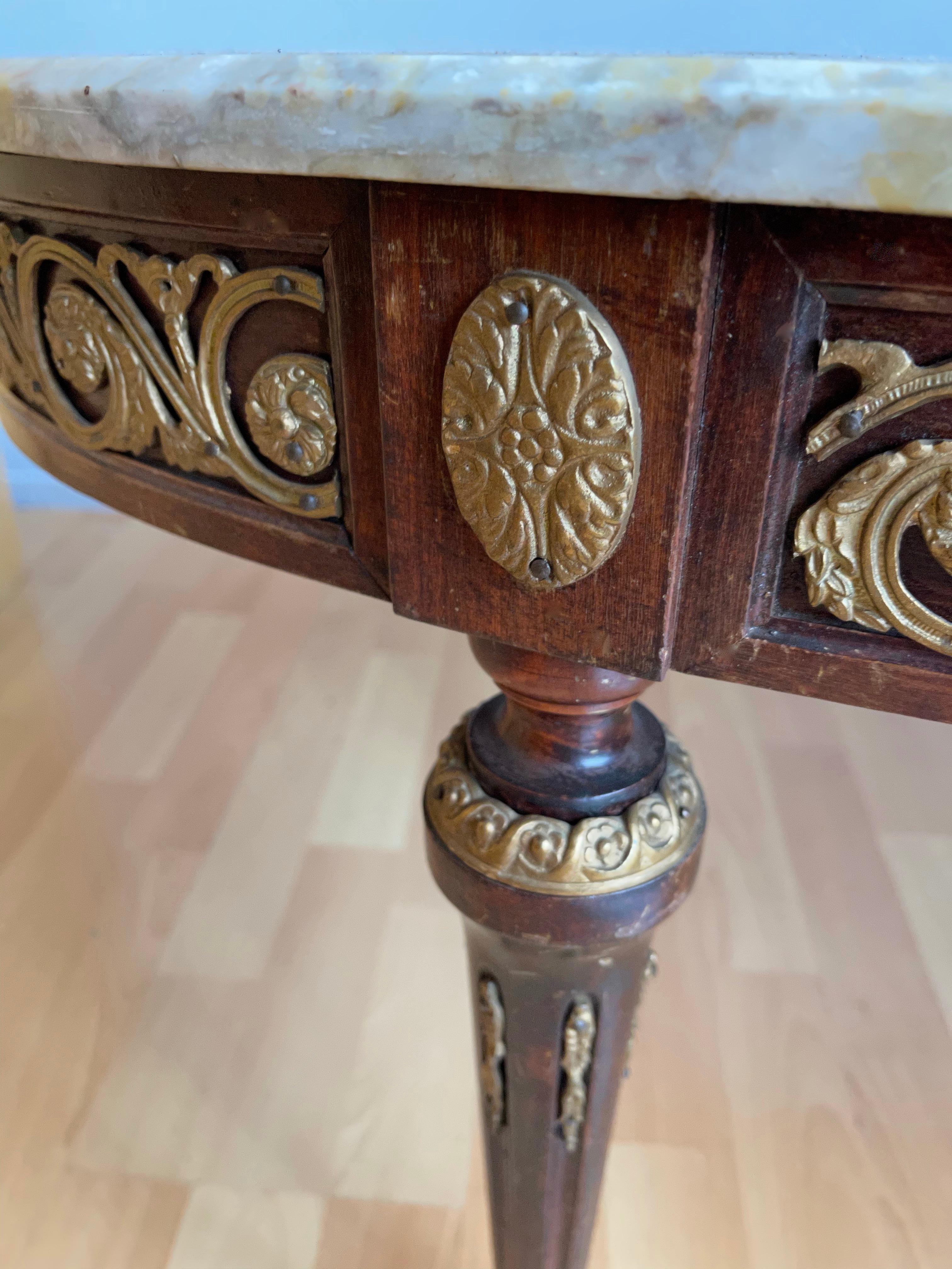 Mesa de centro estilo Luis XVI de madera y bronce de rara calidad con tapa de mármol de colores en venta 7