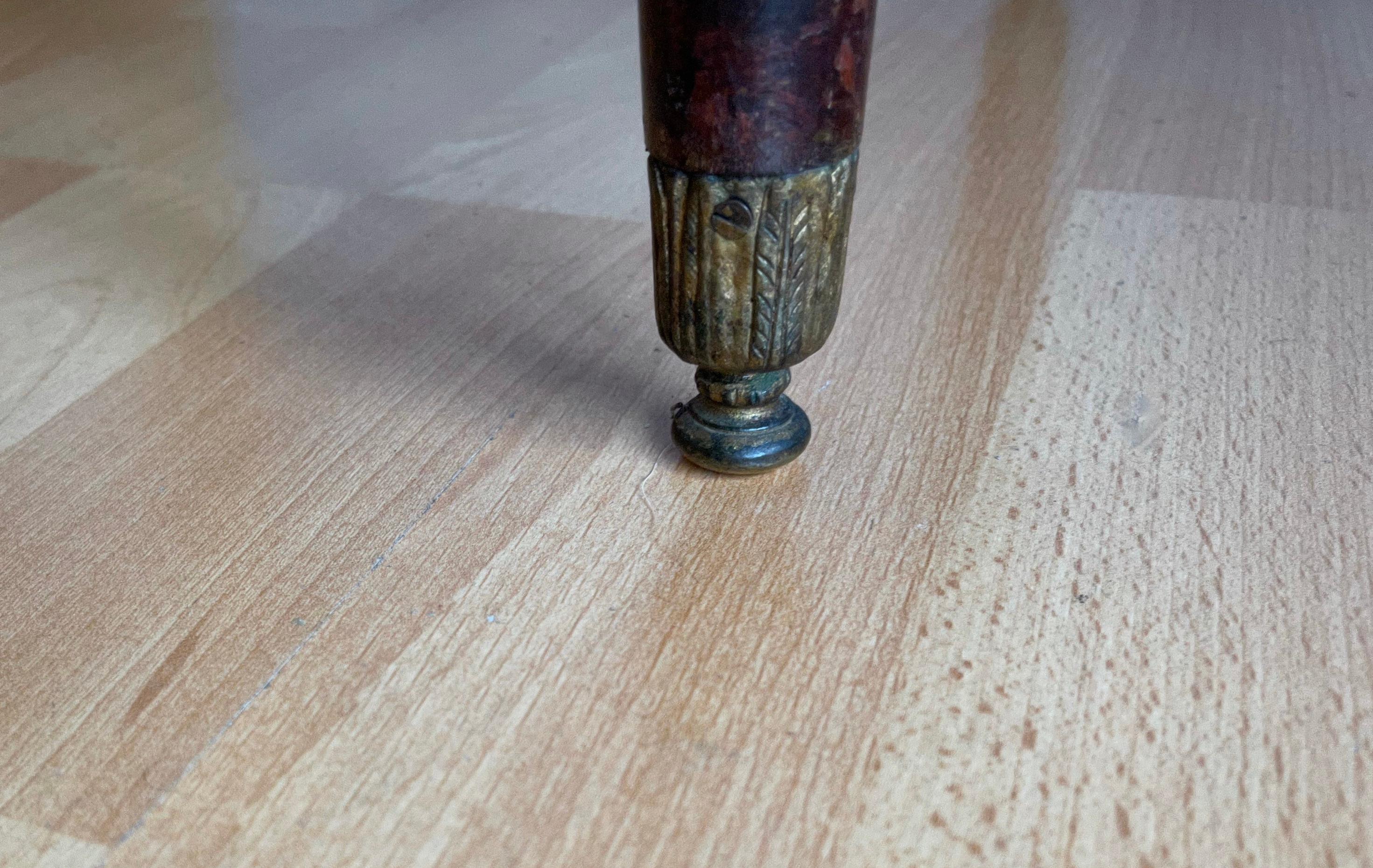 Seltener Couchtisch aus Holz und Bronze im Louis-XVI.-Stil mit farbenfroher Marmorplatte in seltener Qualität im Angebot 9