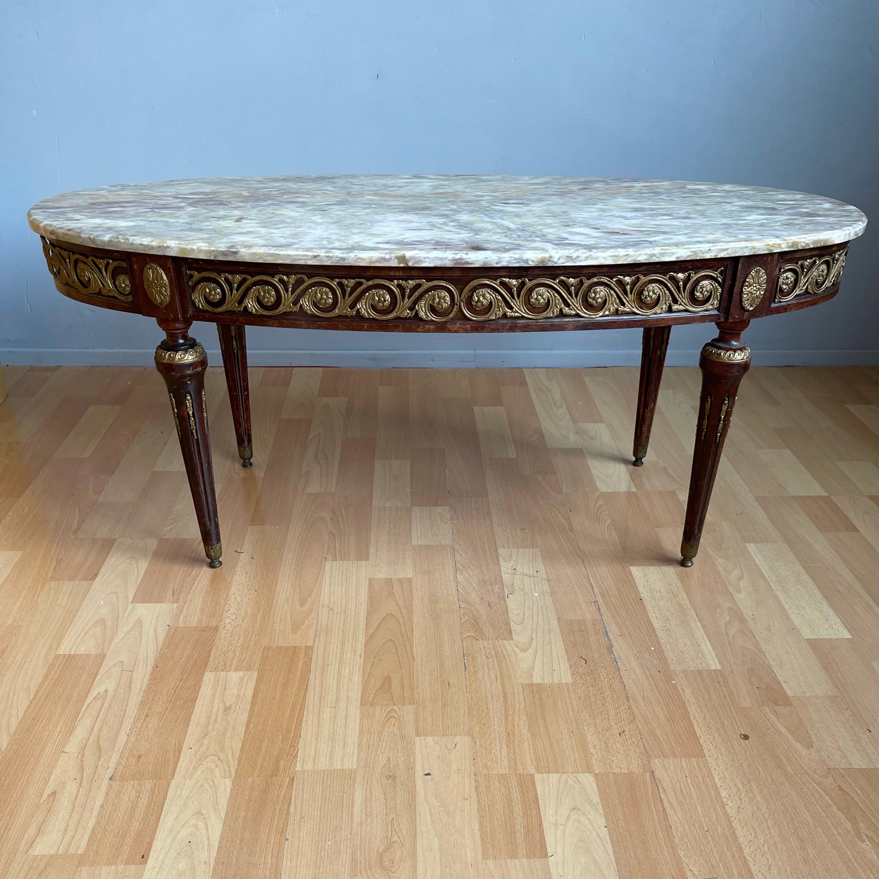 Mesa de centro estilo Luis XVI de madera y bronce de rara calidad con tapa de mármol de colores en venta 12