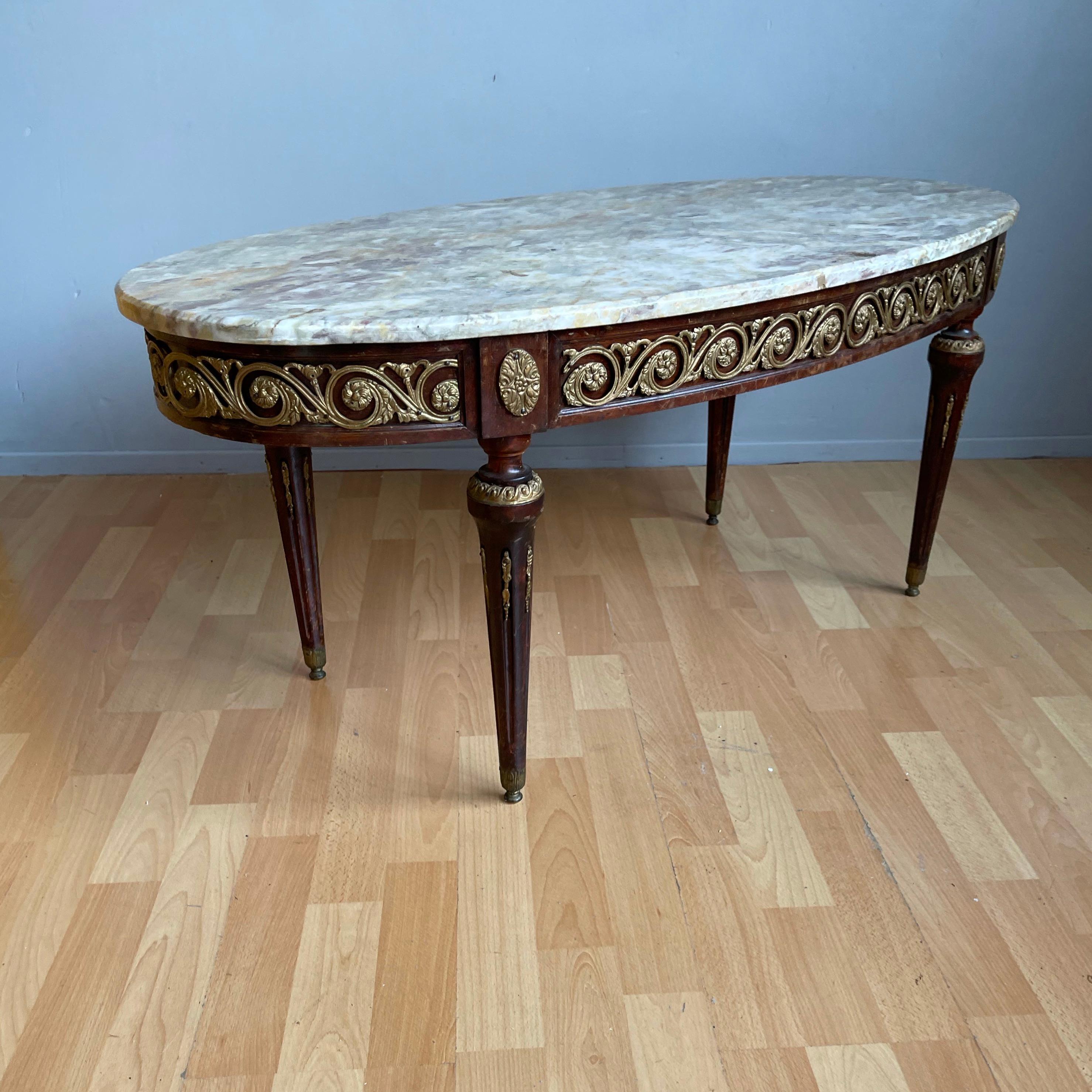 Mesa de centro estilo Luis XVI de madera y bronce de rara calidad con tapa de mármol de colores Tallado a mano en venta