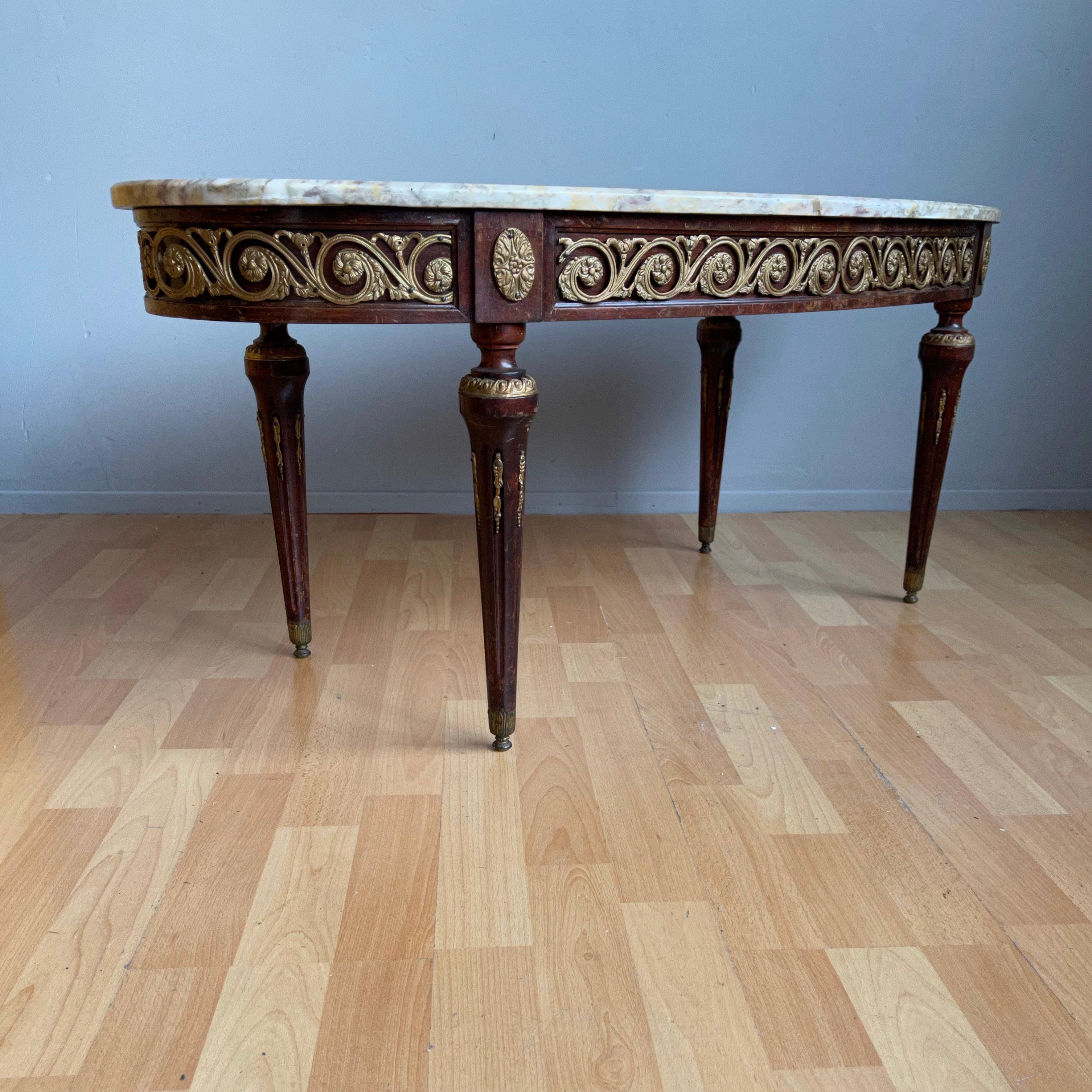 Mesa de centro estilo Luis XVI de madera y bronce de rara calidad con tapa de mármol de colores en venta 1