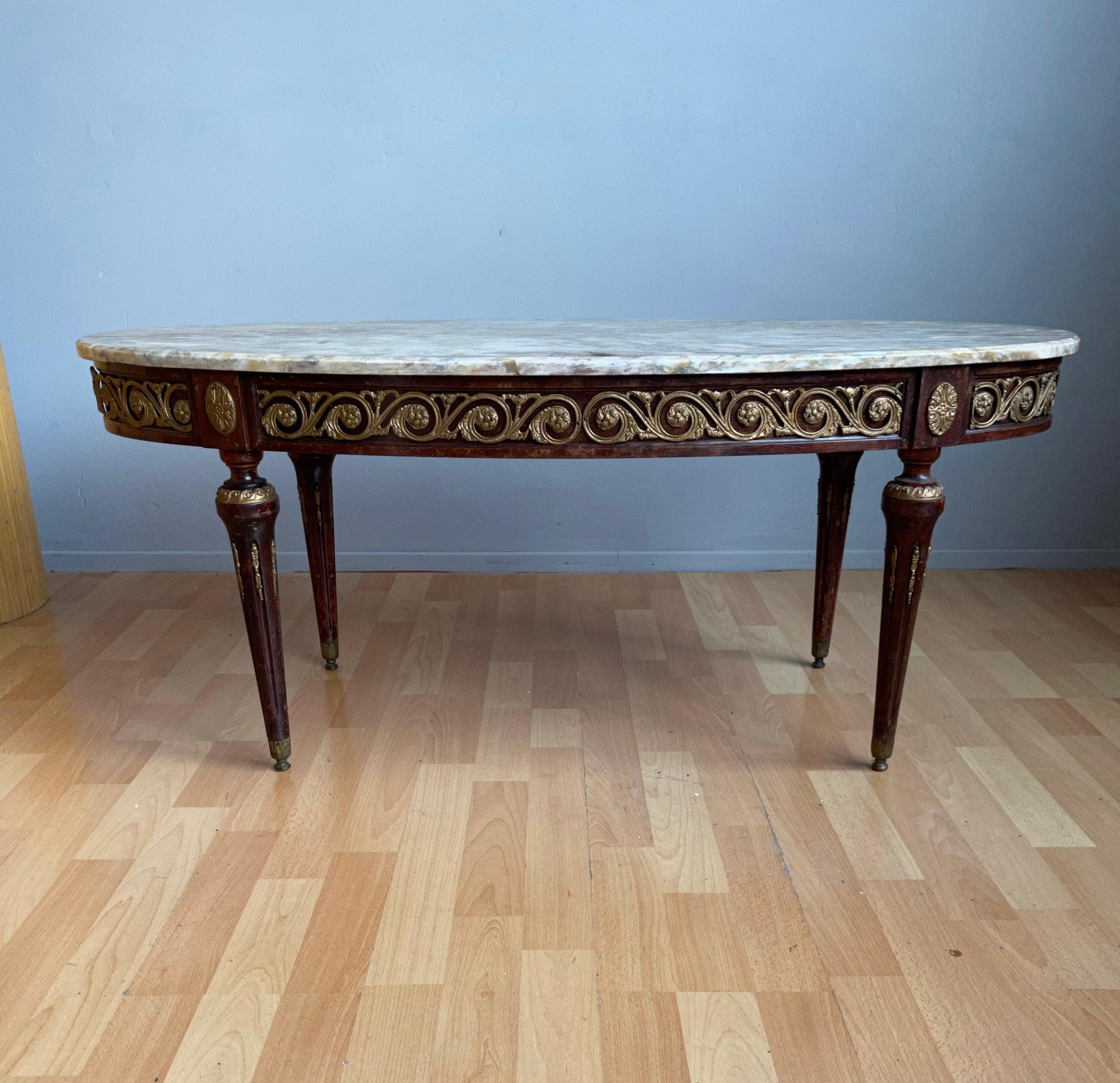 Mesa de centro estilo Luis XVI de madera y bronce de rara calidad con tapa de mármol de colores en venta 2