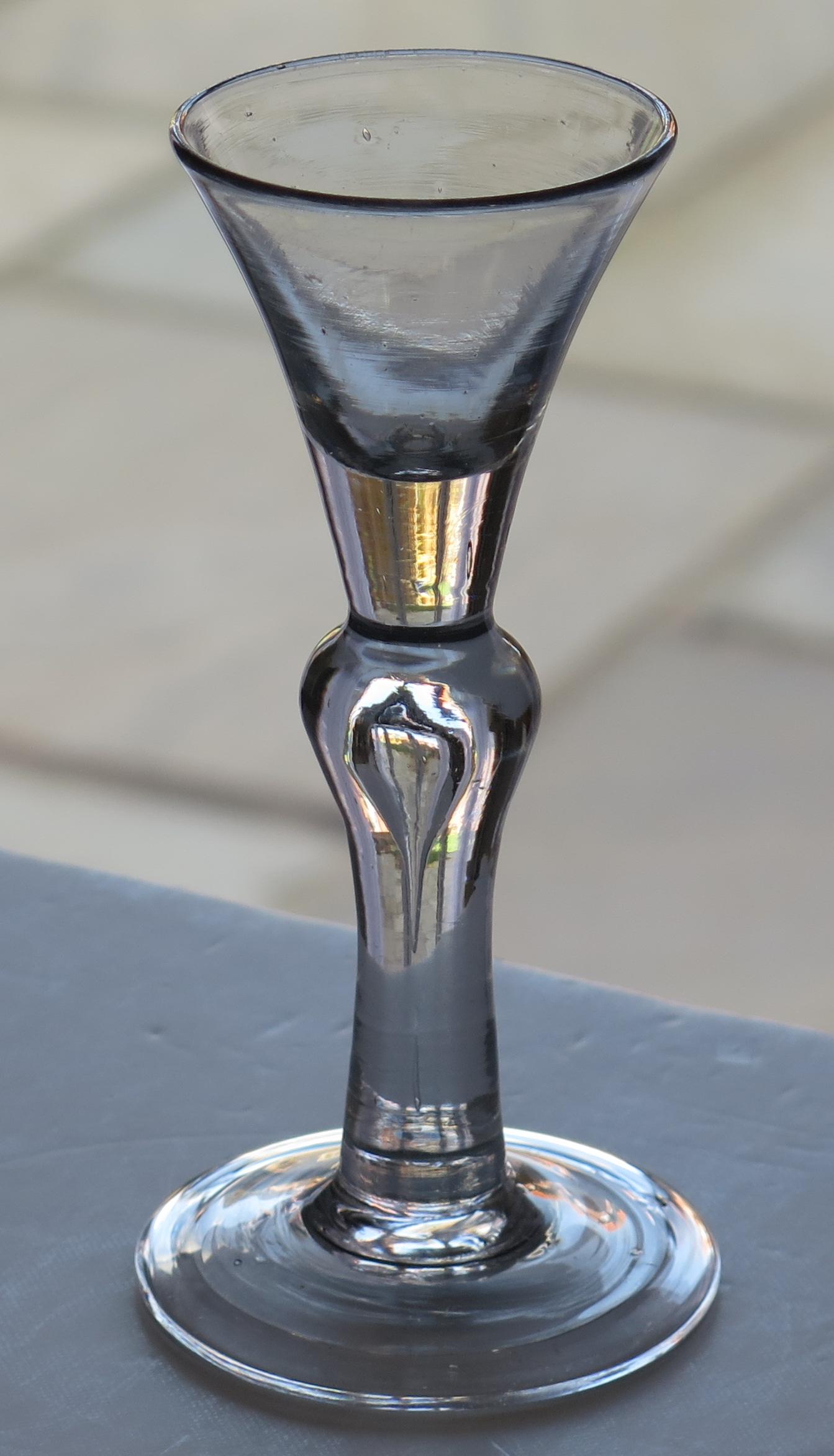 Seltenes schweres Queen Anne-Baluster-Wein-Getränkeglas, englisch um 1710 (Handgefertigt) im Angebot