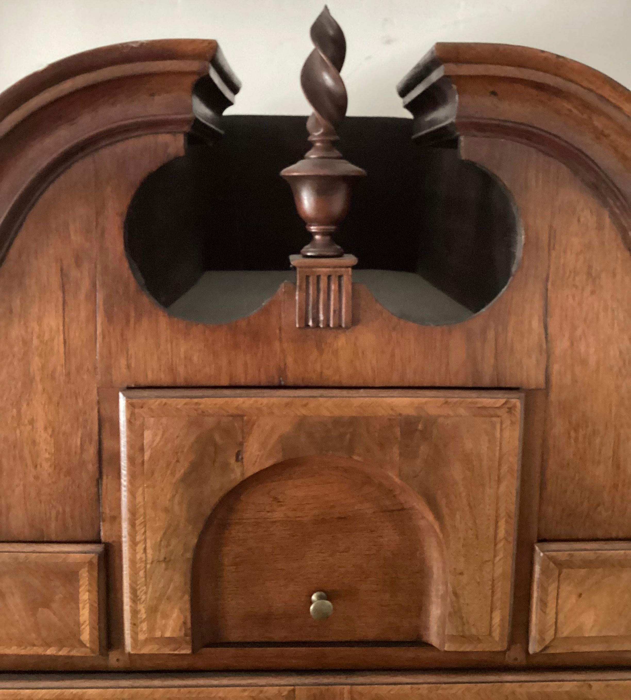 Placage Rare commode haute Queen Anne et commode basse assortie en vente
