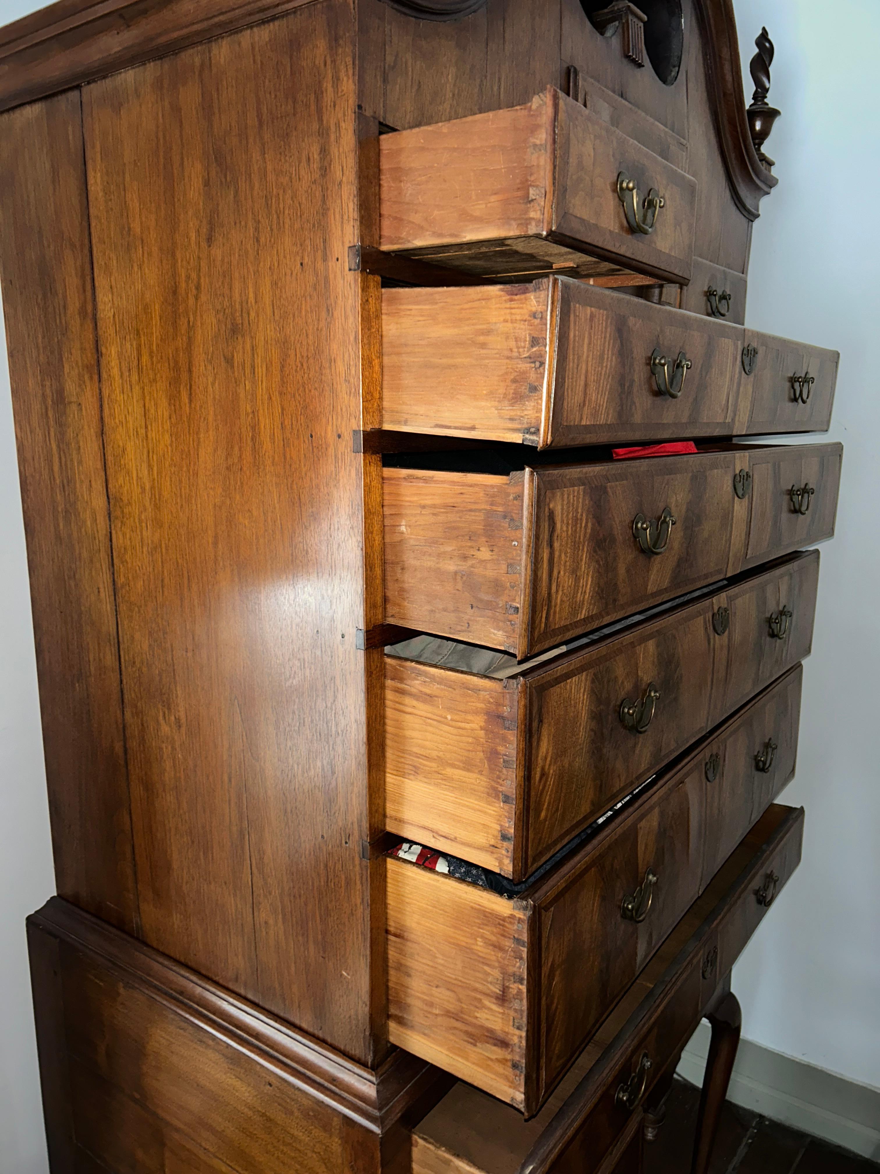 XVIIIe siècle Rare commode haute Queen Anne et commode basse assortie en vente