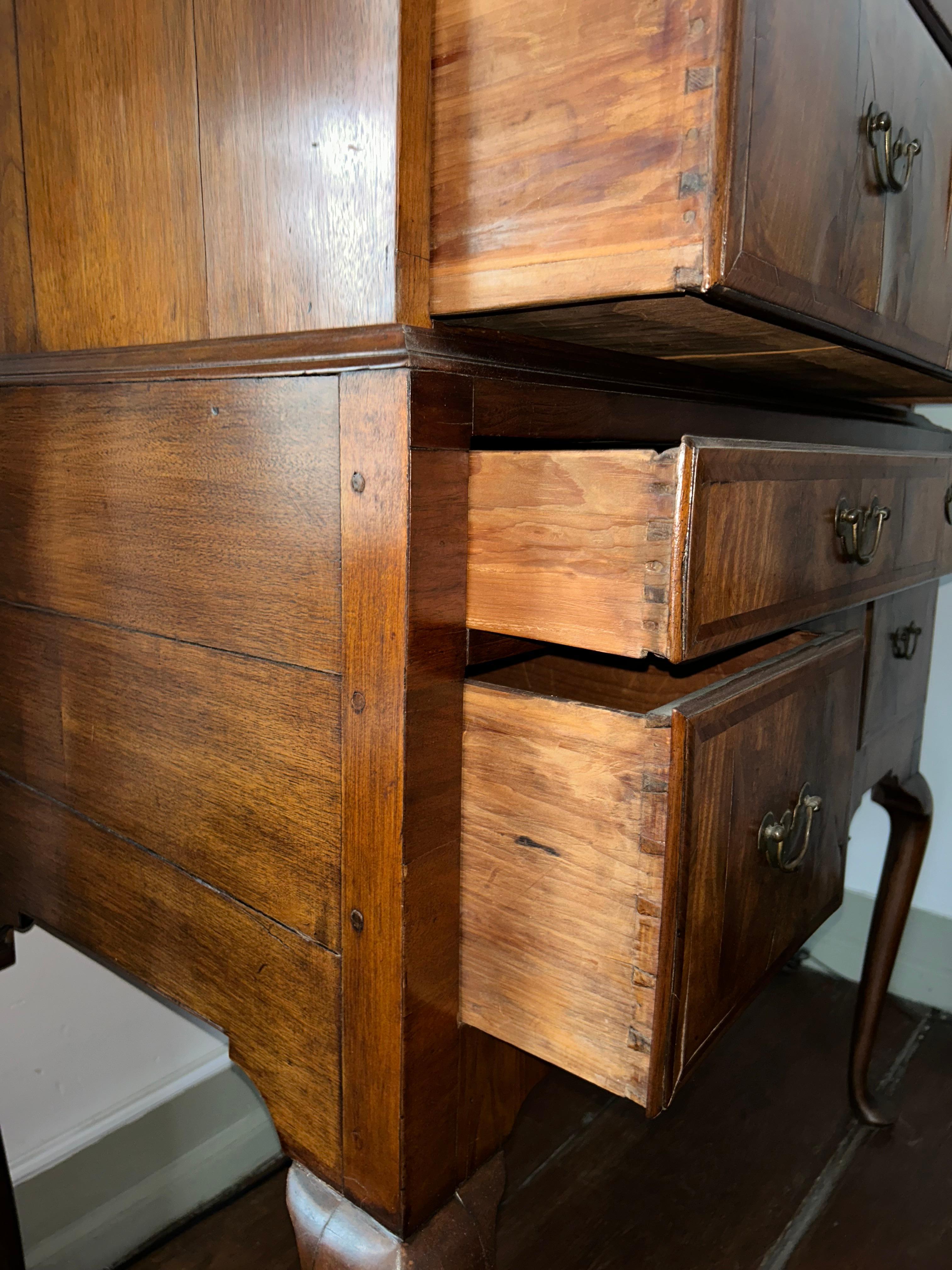 Bois Rare commode haute Queen Anne et commode basse assortie en vente