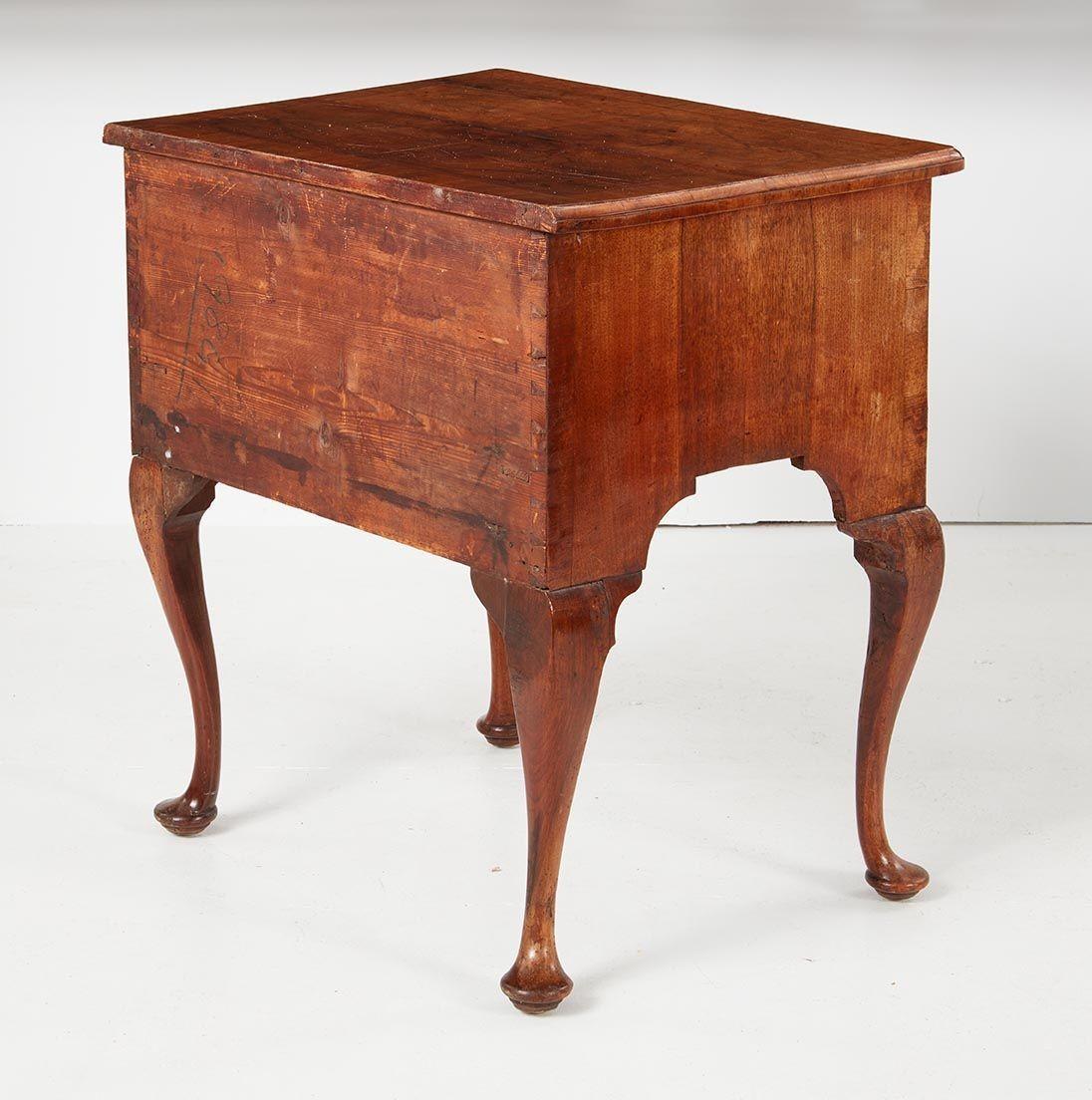 Raro Lowboy in legno di noce di Queen Anne in vendita 4
