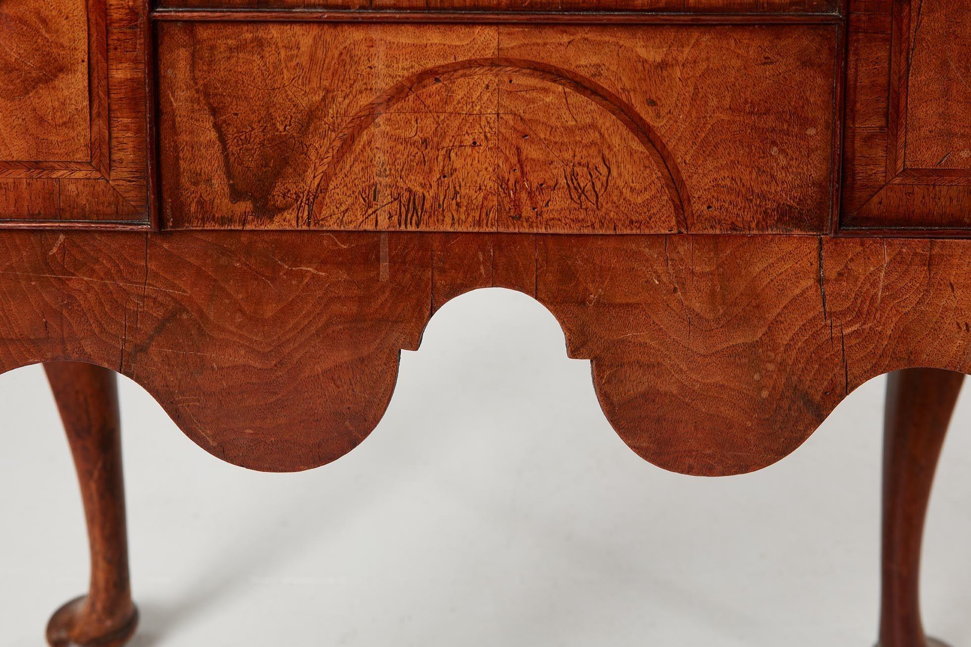 Raro Lowboy in legno di noce di Queen Anne in vendita 7