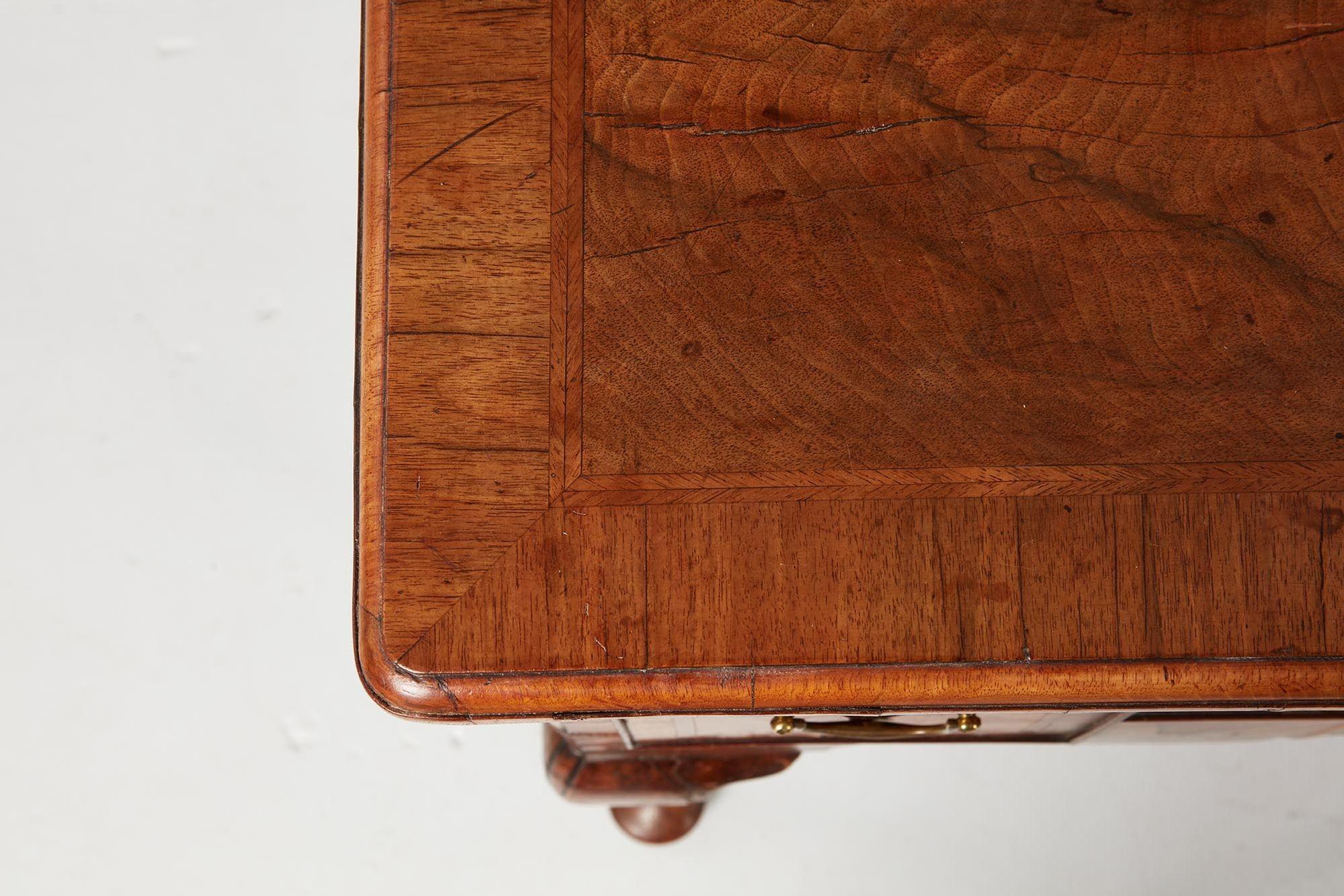 Raro Lowboy in legno di noce di Queen Anne In condizioni buone in vendita a Greenwich, CT